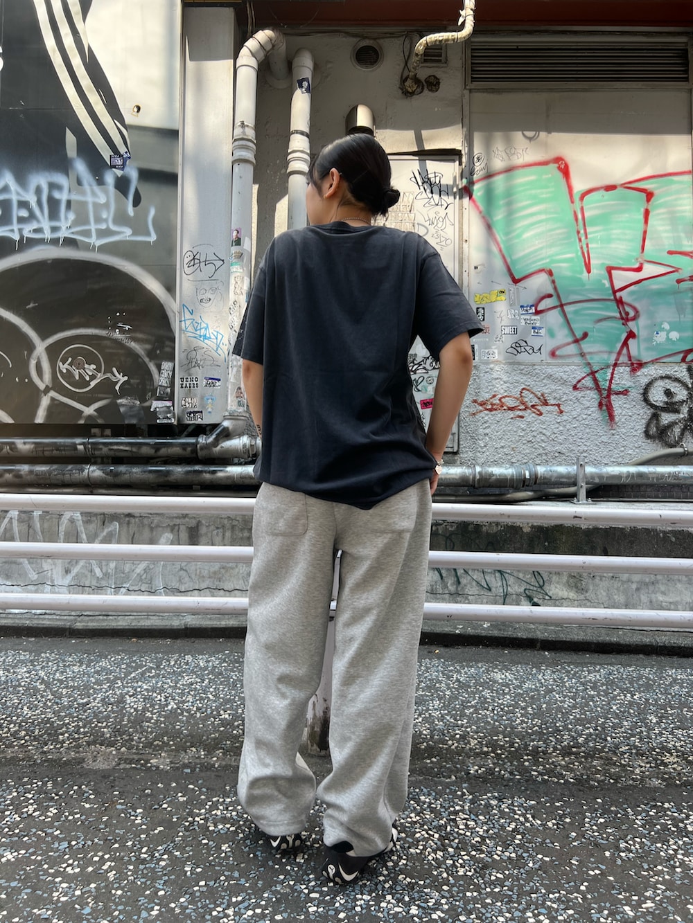 グレー系のTシャツ/カットソーを着用したレディースの夏コーディネートの2枚目の写真