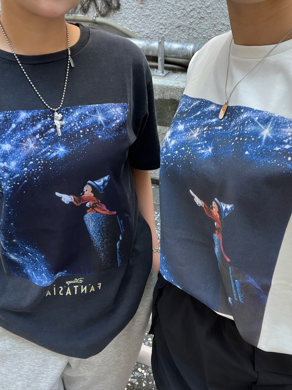 グレー系のTシャツ/カットソーを着用したレディースの夏コーディネートの4枚目の写真