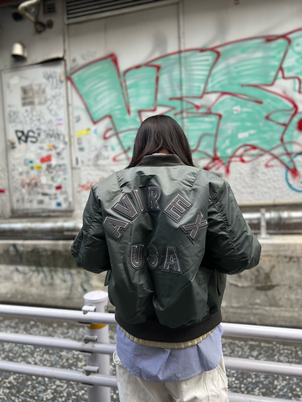 ホワイト系のニット/セーター、グリーン系のMA-1を着用したレディースの秋コーディネートの2枚目の写真