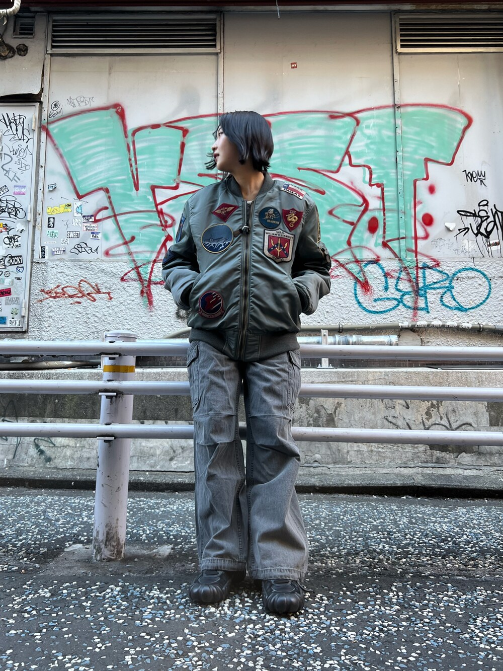 グリーン系のMA-1、ブラック系のデニムパンツを着用したレディースの冬コーディネートの2枚目の写真