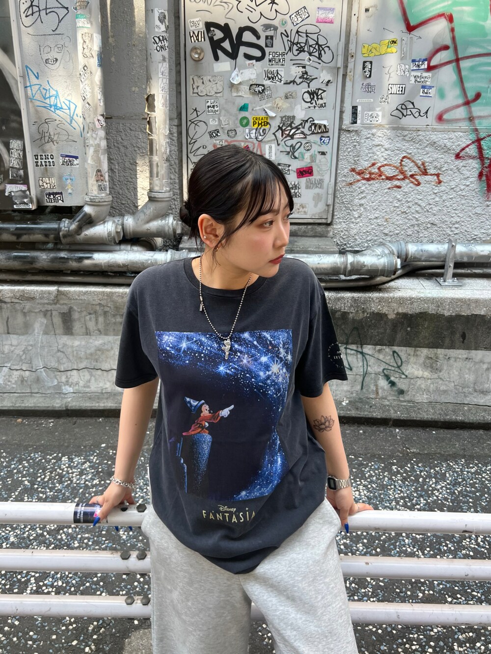 グレー系のTシャツ/カットソーを着用したレディースの夏コーディネートの3枚目の写真
