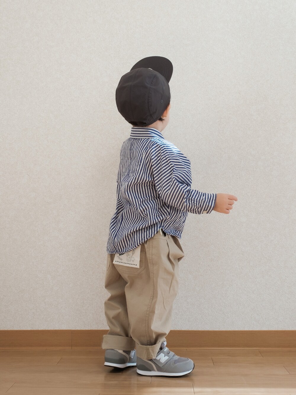 ブルー系のシャツ/ブラウス、ベージュ系のチノパンツ、グレー系のスニーカーを着用したキッズの春コーディネートの4枚目の写真