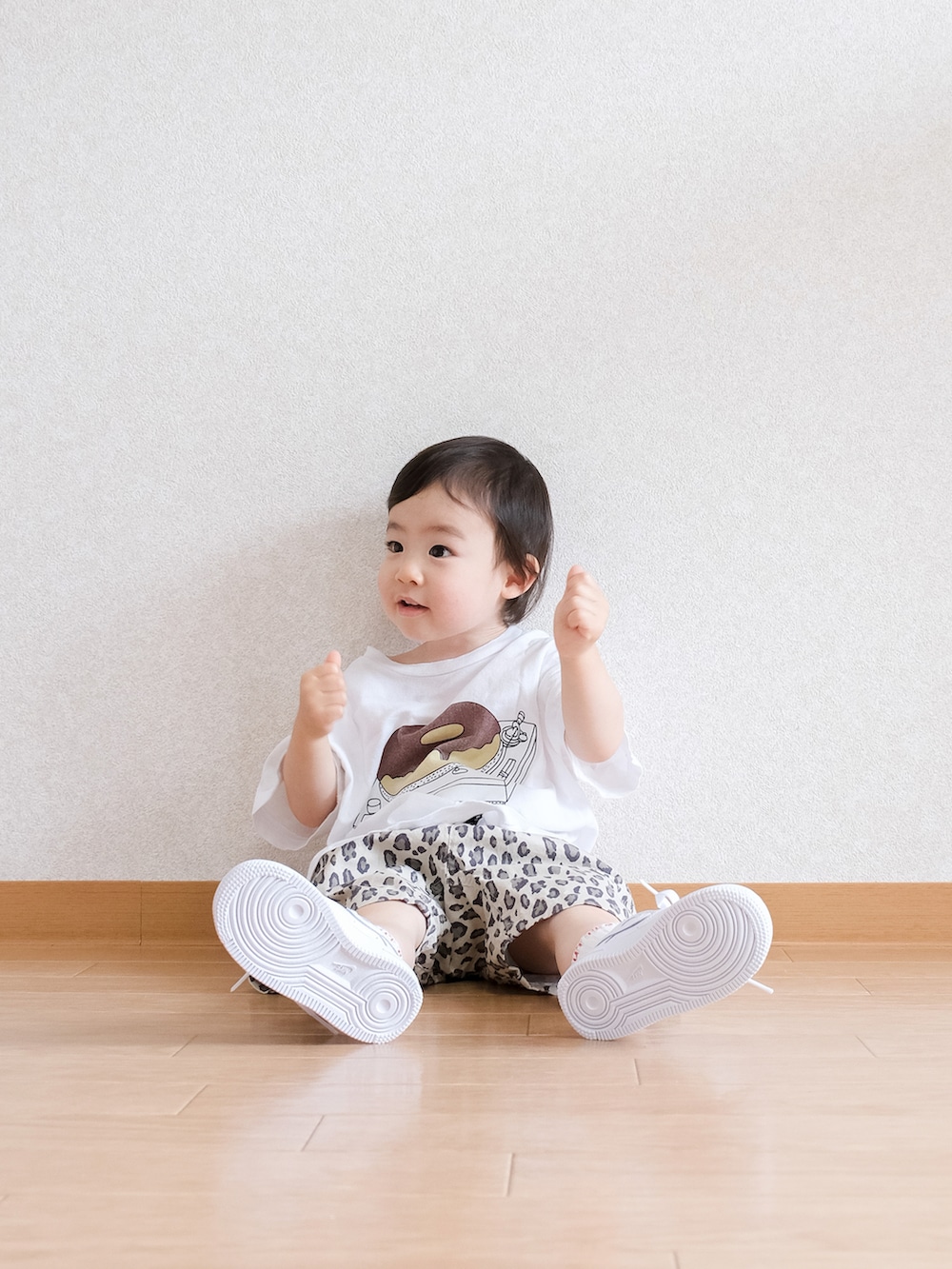 「キッズファッション、ビッグシルエット、オーバーサイズ、プリントT、レオパード、夏コーデ、カジュアル、1歳、BREEZE」｜「NIKEのナイキ フォース 1 LE キッズシューズ / Nike Force 1 LE Baby/Toddler Shoe（スニーカー、ホワイト系）」を使った、ITSUKIさん（キッズ・80cm）の春コーディネートの3枚目の写真