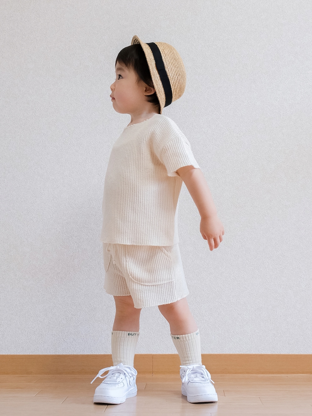 「このスタイルがお気に入り、夏コーデ、キッズコーデ、夏だ！Tシャツ着よう！、サマーニット、麦わら帽子、セットアップ、淡色コーデ、ホワイトコーデ、ホワイト、白スニーカー、NIKE、エアフォースワン」｜「NIKEのナイキ フォース 1 LE キッズシューズ / Nike Force 1 LE Baby/Toddler Shoe（スニーカー、ホワイト系）」を使った、ITSUKIさん（キッズ・80cm）の夏コーディネートの2枚目の写真