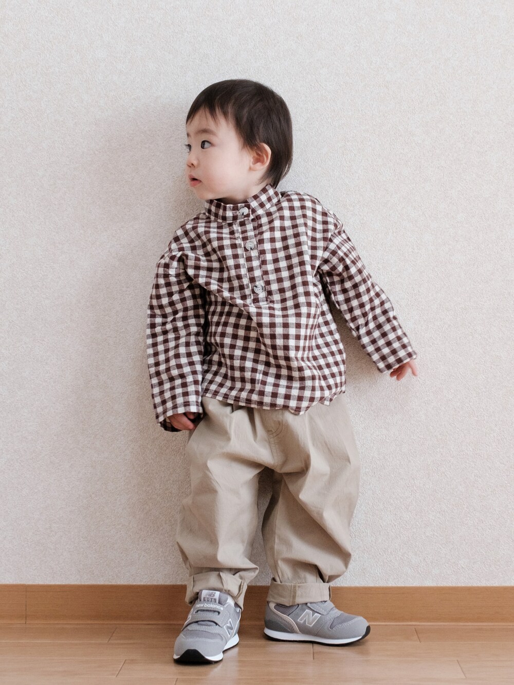「カジュアルコーデ、チノパン、チェックシャツ、ギンガムチェック、ブラウン×ベージュ、子供服、こどもビームス、ニューバランス、スニーカーコーデ、春コーデ、春服」｜「BAKERのアイテム（シャツ/ブラウス、ブラウン系）」を使った、ITSUKIさん（キッズ・80cm）の春コーディネートの3枚目の写真