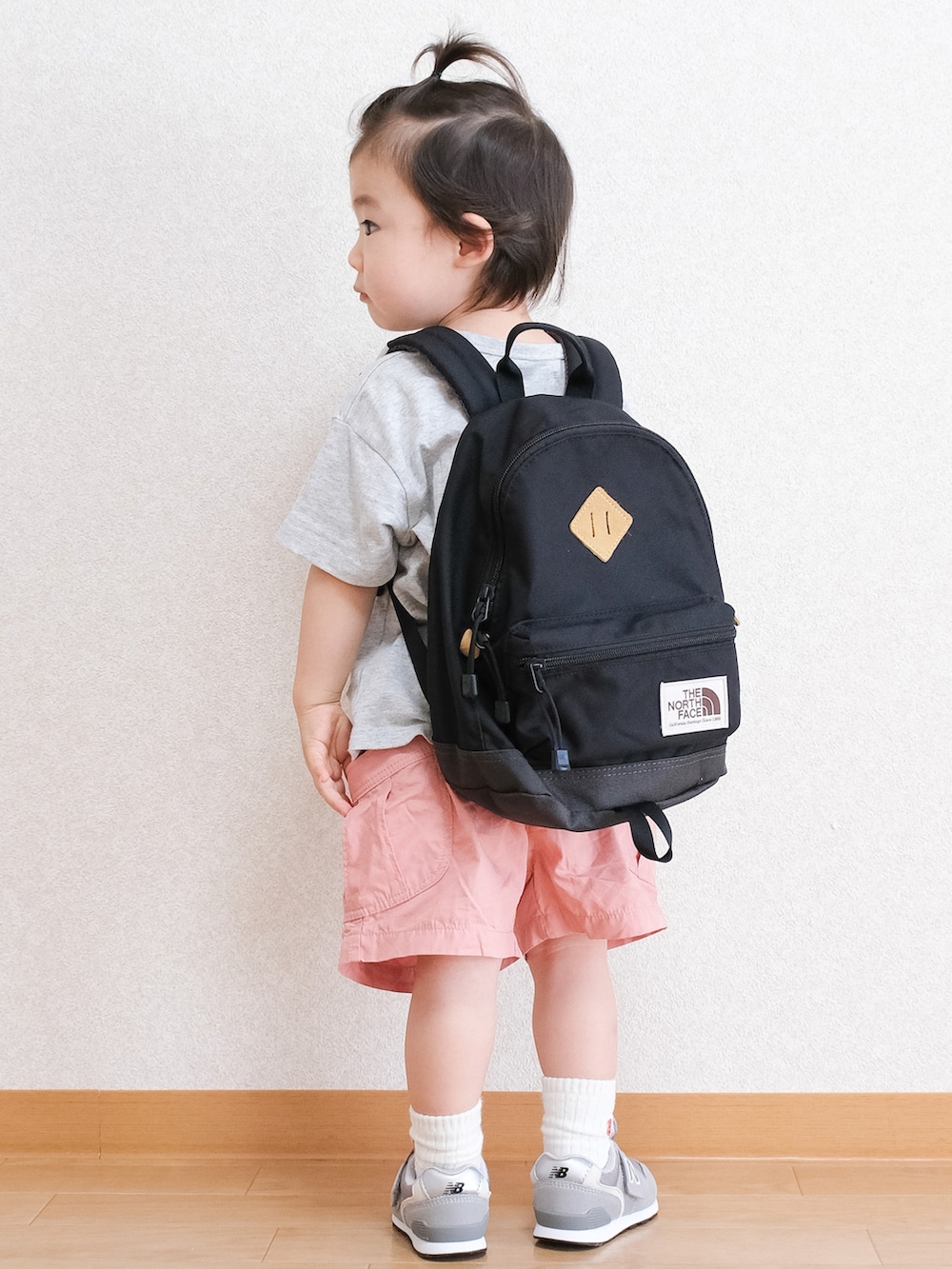 「夏コーデ、キッズコーデ、グレー×ピンク、ピンク、短パン、プリントT、リュック、スニーカー、ニューバランス、ノースフェイス、markey's、ショートパンツ、男の子、カラーパンツ」｜「MARKEY'Sのアイテム（パンツ、ピンク系）」を使った、ITSUKIさん（キッズ・80cm）の夏コーディネートの3枚目の写真