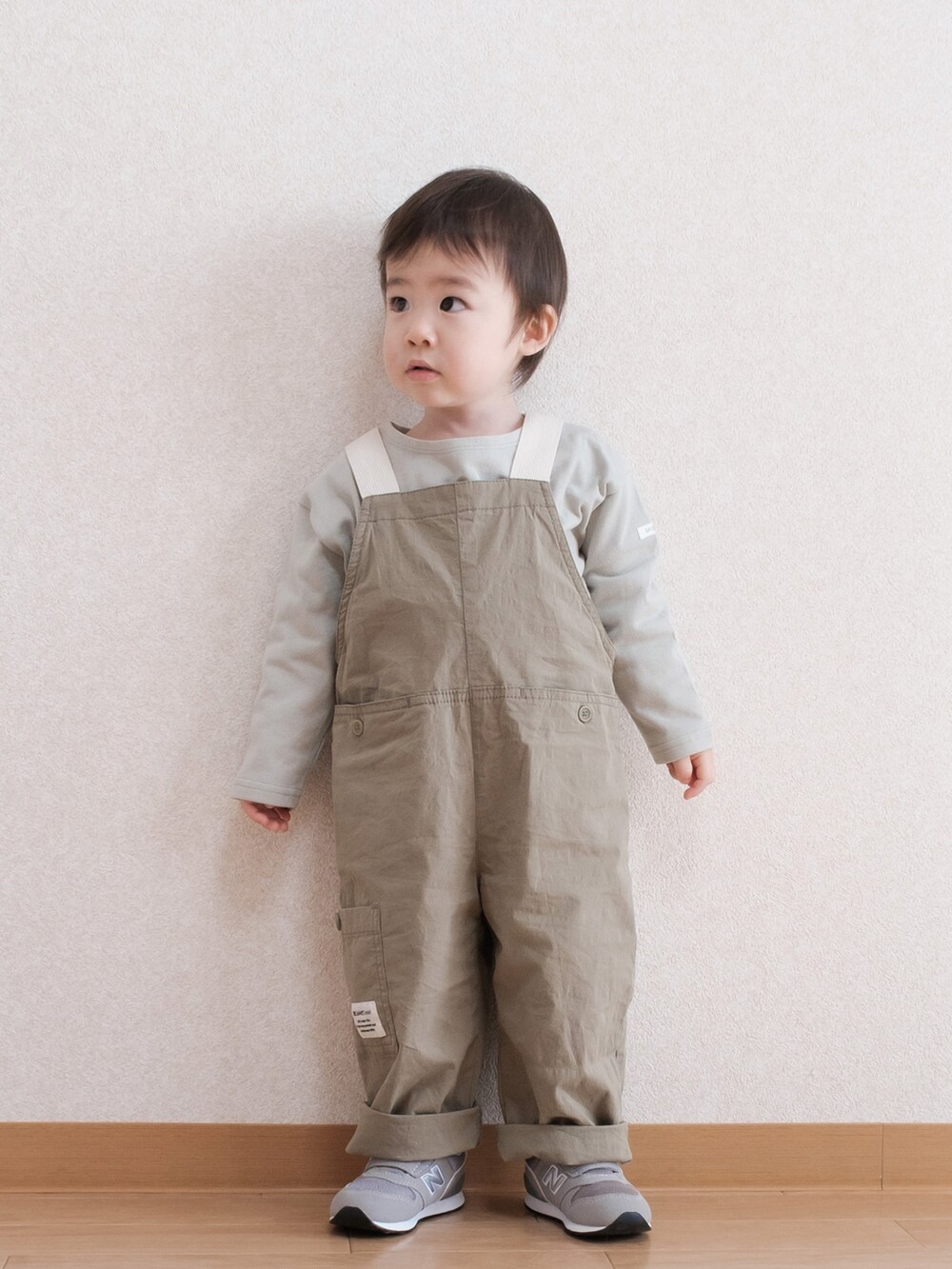 グリーン系のサロペット/オーバーオール、グレー系のスニーカーを着用したキッズの春コーディネートの2枚目の写真