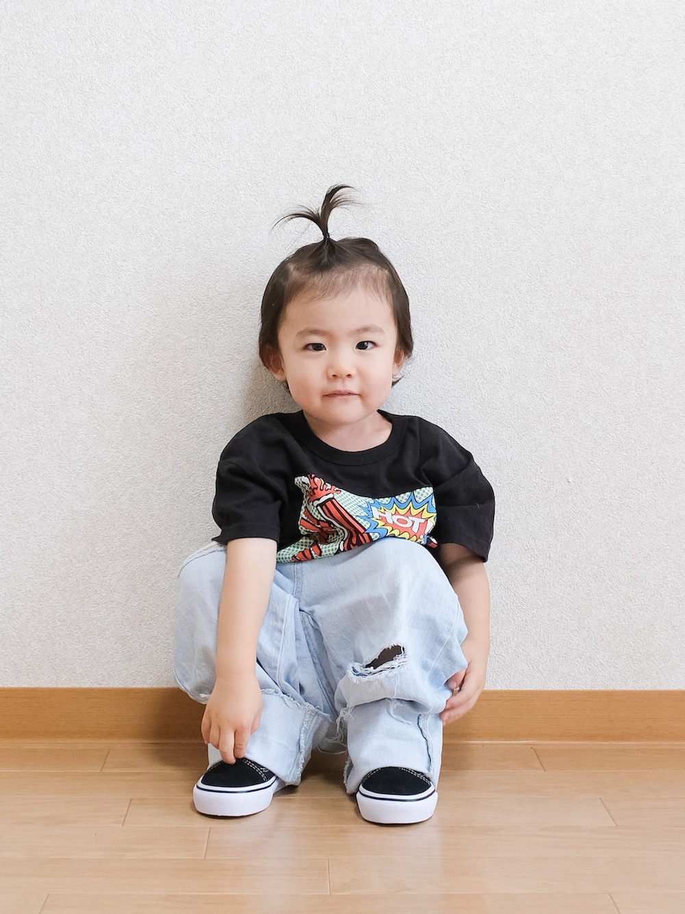 「Tシャツコーデ、黒Tシャツ、プリントT、デニム、デニムパンツ、ダメージデニムパンツ、オーバーサイズ、ストリート、ストリートコーデ、ストリートMIX、オールドスクール、VANS、キッズコーデ、キッズファッション」｜「MARKEY'Sのアイテム（Tシャツ/カットソー、ブラック系）」を使った、ITSUKIさん（キッズ・80cm）の夏コーディネートの3枚目の写真