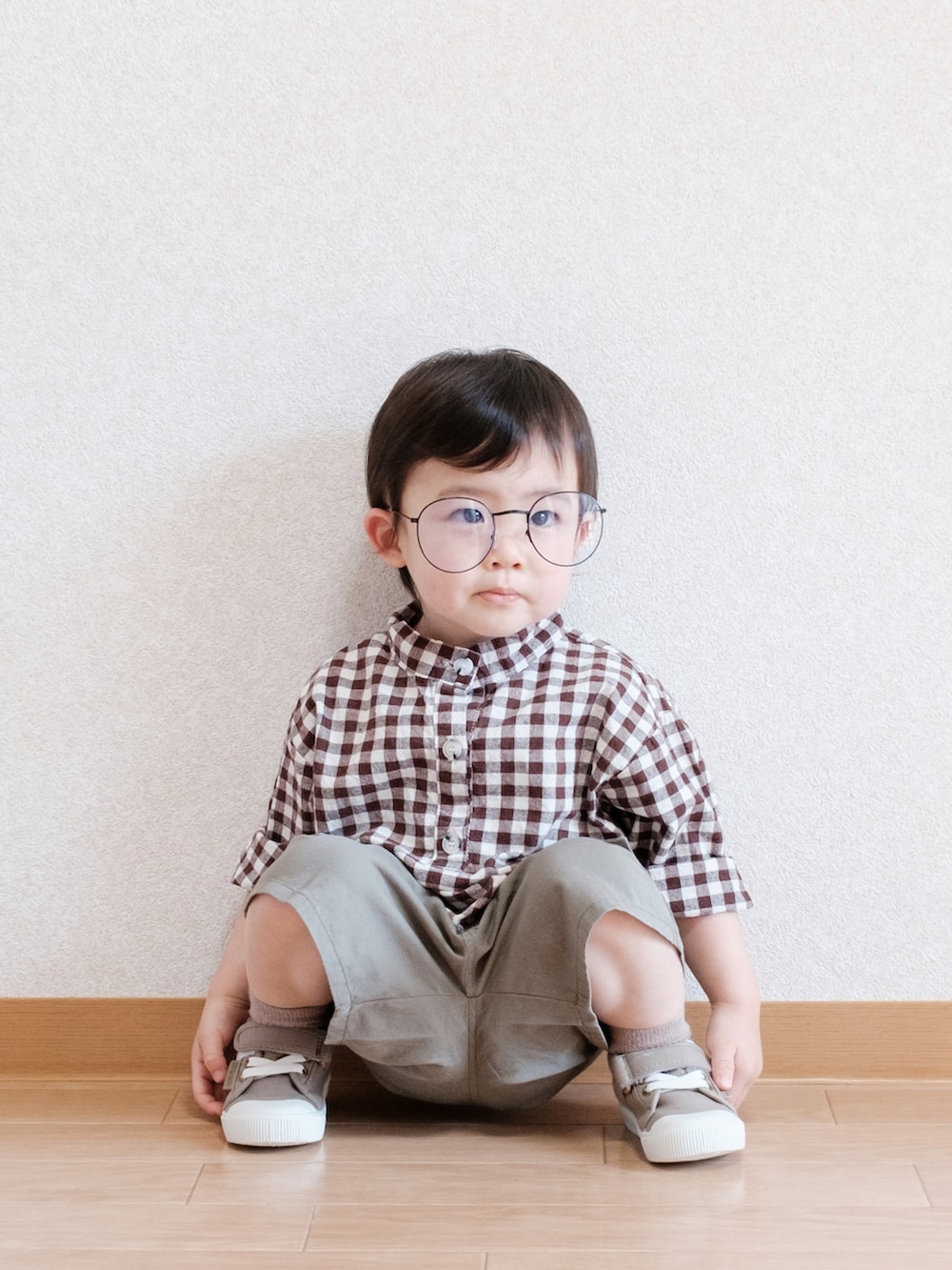 「お出かけコーデ日記、めがね、丸メガネ、チェック、チェックシャツ、ハーフパンツ、カーゴパンツ、ワイドパンツ、初夏コーデ、カジュアルコーデ、カジュアル、ストリート、1歳、1歳7ヶ月、男の子コーデ」｜「BAKERのアイテム（シャツ/ブラウス、ブラウン系）」を使った、ITSUKIさん（キッズ・80cm）の春コーディネートの3枚目の写真