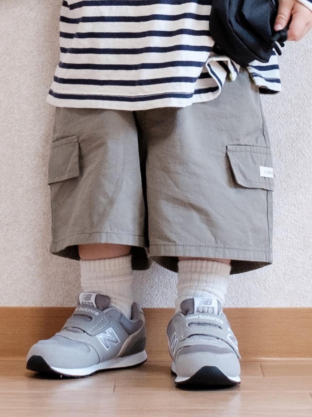 「カジュアルコーデ、ボーダー、ボーダートップス、ロンT、カーゴパンツ、ハーフパンツ、ニューバランス、こどもコーデ、こどもビームス、BEAMS、春夏コーデ、アウトドアスタイル、ショルダーバッグ、ミニバッグ」｜「SHEINのアイテム（ショルダーバッグ、ブラック系）」を使った、ITSUKIさん（キッズ・80cm）の春コーディネートの4枚目の写真