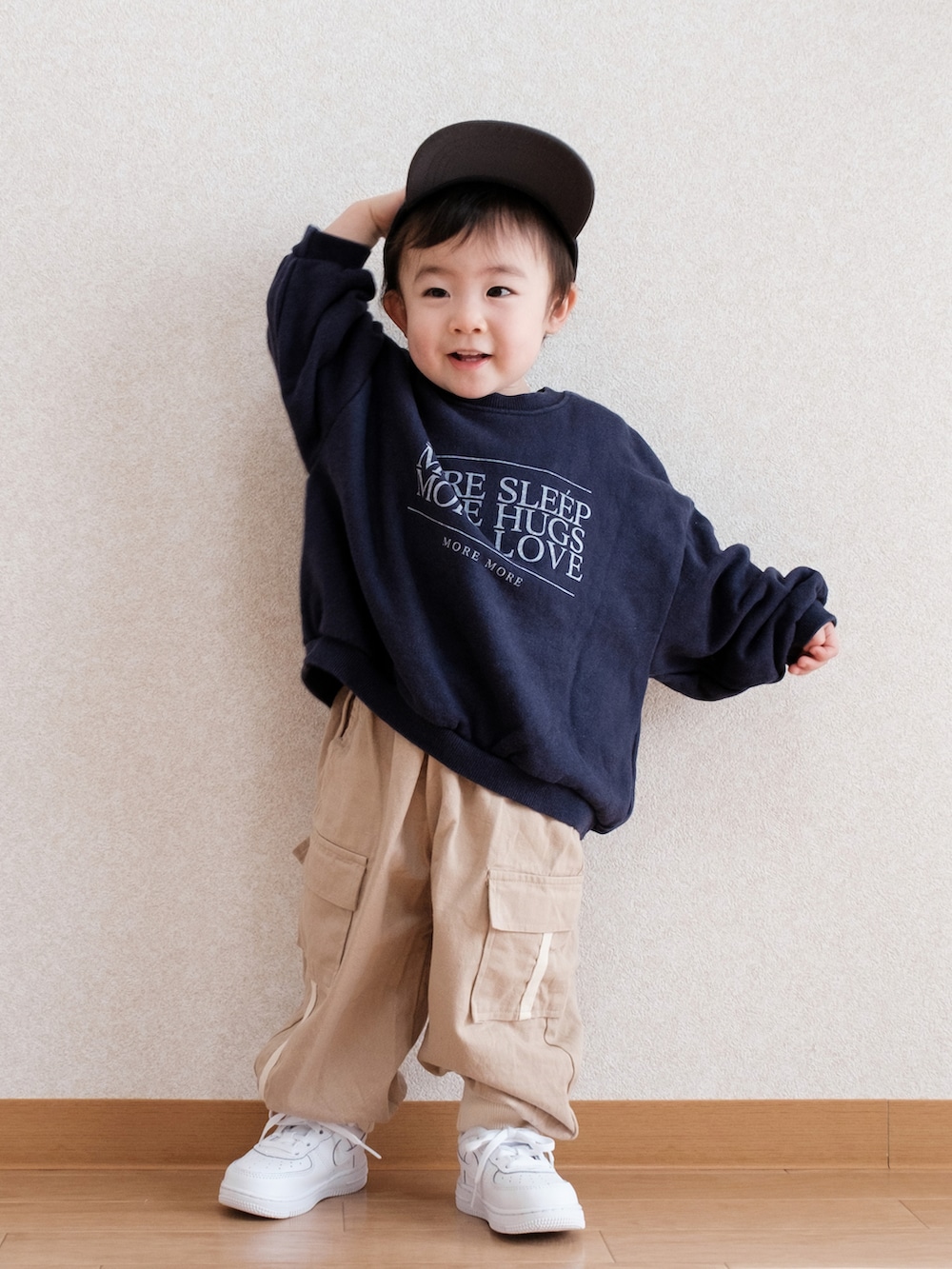 「キッズコーデ、春コーデ、キャップ、男の子コーデ、ストリート、スウェット、ゆるコーデ、ビッグシルエット、カーゴパンツ、スニーカー、スニーカーコーデ、エアフォースワン、ナイキスニーカー、1歳6ヶ月、白スニーカー」｜「digreenのアイテム（スウェット、ブルー系）」を使った、ITSUKIさん（キッズ・80cm）の春コーディネートの4枚目の写真