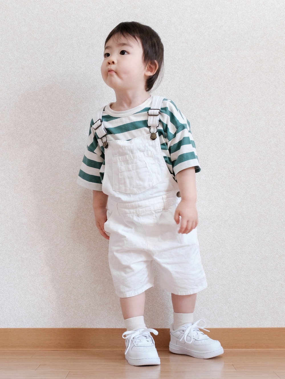 「オーバーオール、ホワイトコーデ、ホワイト、白スニーカー、NIKE、春夏コーデ、男の子、1歳、キッズ、キッズコーデ、キッズファッション」｜「ZARA KIDSのアイテム（サロペット/オーバーオール、ホワイト系）」を使った、ITSUKIさん（キッズ・80cm）の春コーディネートの2枚目の写真