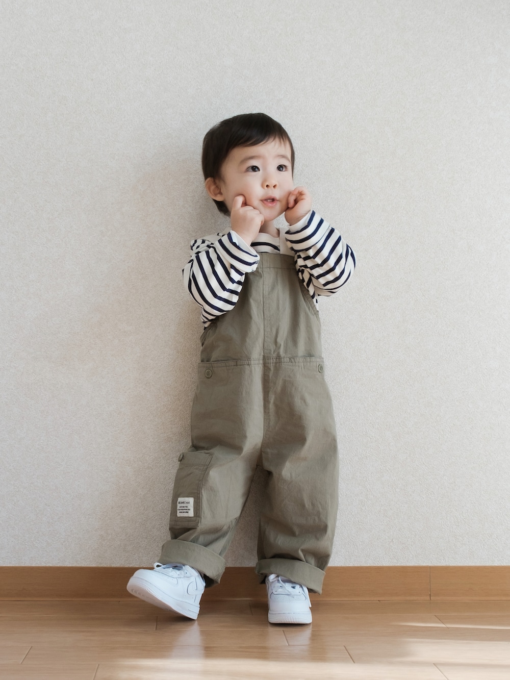 グリーン系のサロペット/オーバーオール、ホワイト系のTシャツ/カットソー、ホワイト系のスニーカーを着用したキッズの春コーディネートの2枚目の写真