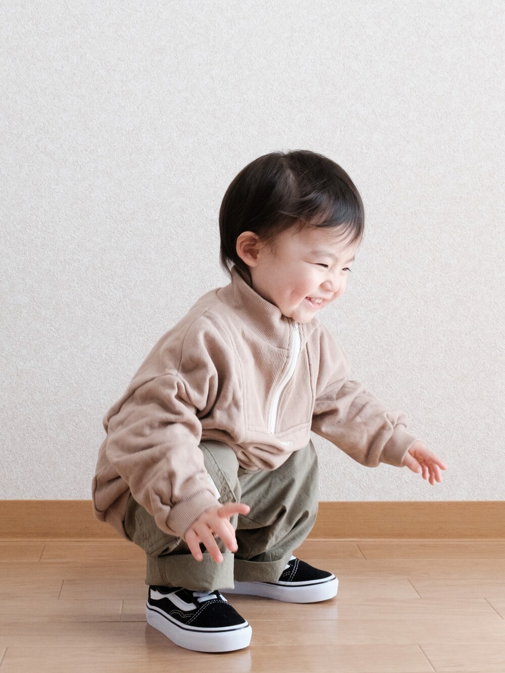 グリーン系のサロペット/オーバーオール、ブラック系のスニーカー、ベージュ系のスウェットを着用したキッズの春コーディネートの3枚目の写真