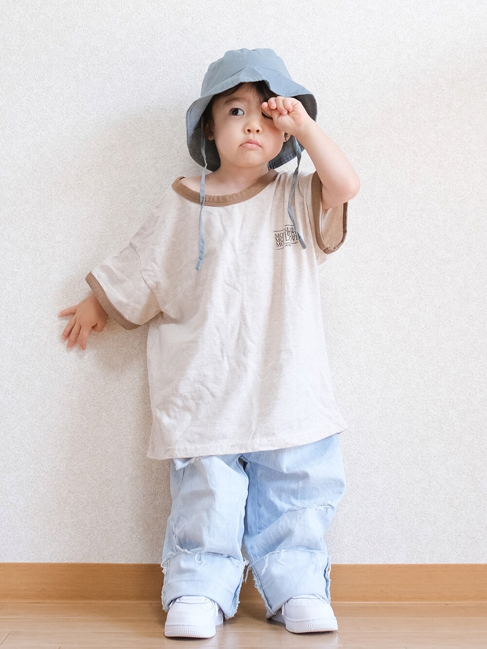 「このスタイルがお気に入り、バケットハット、オーバーサイズ、淡色コーデ、デニム、デニムパンツ、ワイドパンツ、ワイドデニム、白スニーカー、NIKE、キッズコーデ、お出かけコーデ、男の子、1歳」｜「H&Mのアイテム（ハット、ブルー系）」を使った、ITSUKIさん（キッズ・80cm）の夏コーディネートの3枚目の写真