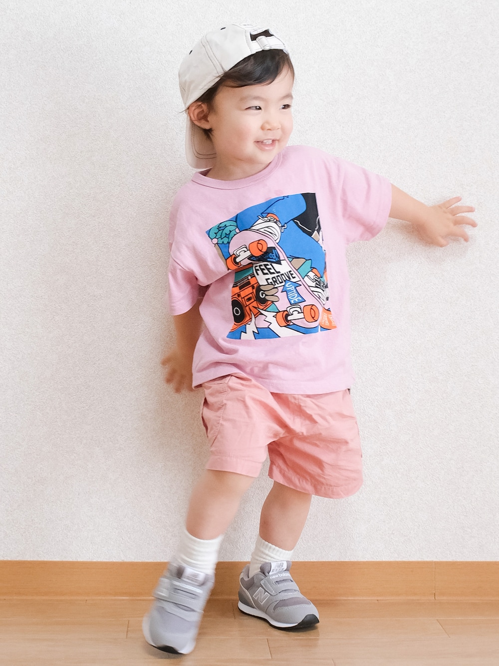 「お出かけコーデ、プリントT、ピンク、ピンクコーデ、Tシャツ、ハーフパンツ、半ズボン、短パン、スニーカー、スニーカーコーデ、キャップ、New Balance、ニューバランス」｜「MARKEY'Sのアイテム（Tシャツ/カットソー、ピンク系）」を使った、ITSUKIさん（キッズ・80cm）の夏コーディネートの2枚目の写真
