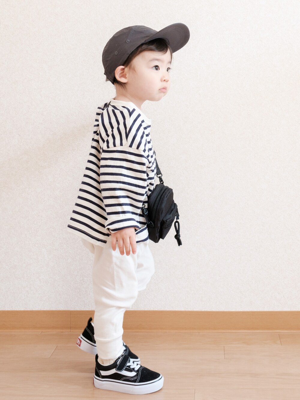 「キッズファッション、キャップ、男の子コーデ、ボーダー、白パンツ、黒スニーカー、オールドスクール、シンプルコーデ、カジュアルコーデ、ボーダートップス、1歳」｜「GAPのファースト フェイバリット ウエストゴムパンツ (ベビー)（スウェットパンツ、ホワイト系）」を使った、ITSUKIさん（キッズ・80cm）の春コーディネートの3枚目の写真