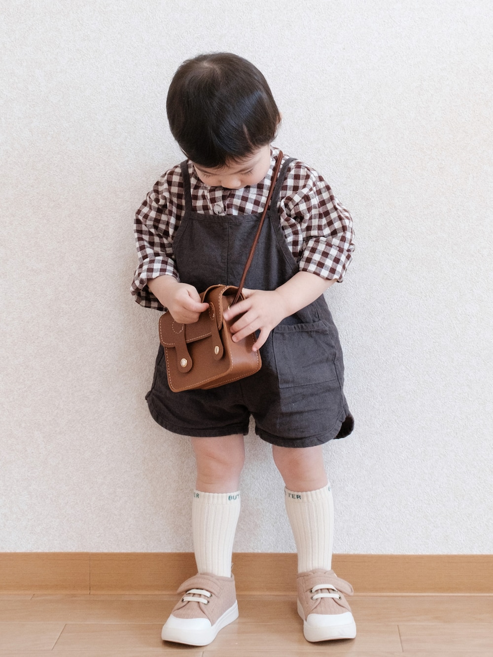 「プチプラ、ブラウン、ブラウンコーデ、チェックシャツ、チェック、オーバーオール、春コーデ、バースデイ、韓国子供服、キッズコーデ、男の子、男の子コーデ」｜「SHEINのアイテム（ショルダーバッグ、ブラウン系）」を使った、ITSUKIさん（キッズ・80cm）の春コーディネートの2枚目の写真