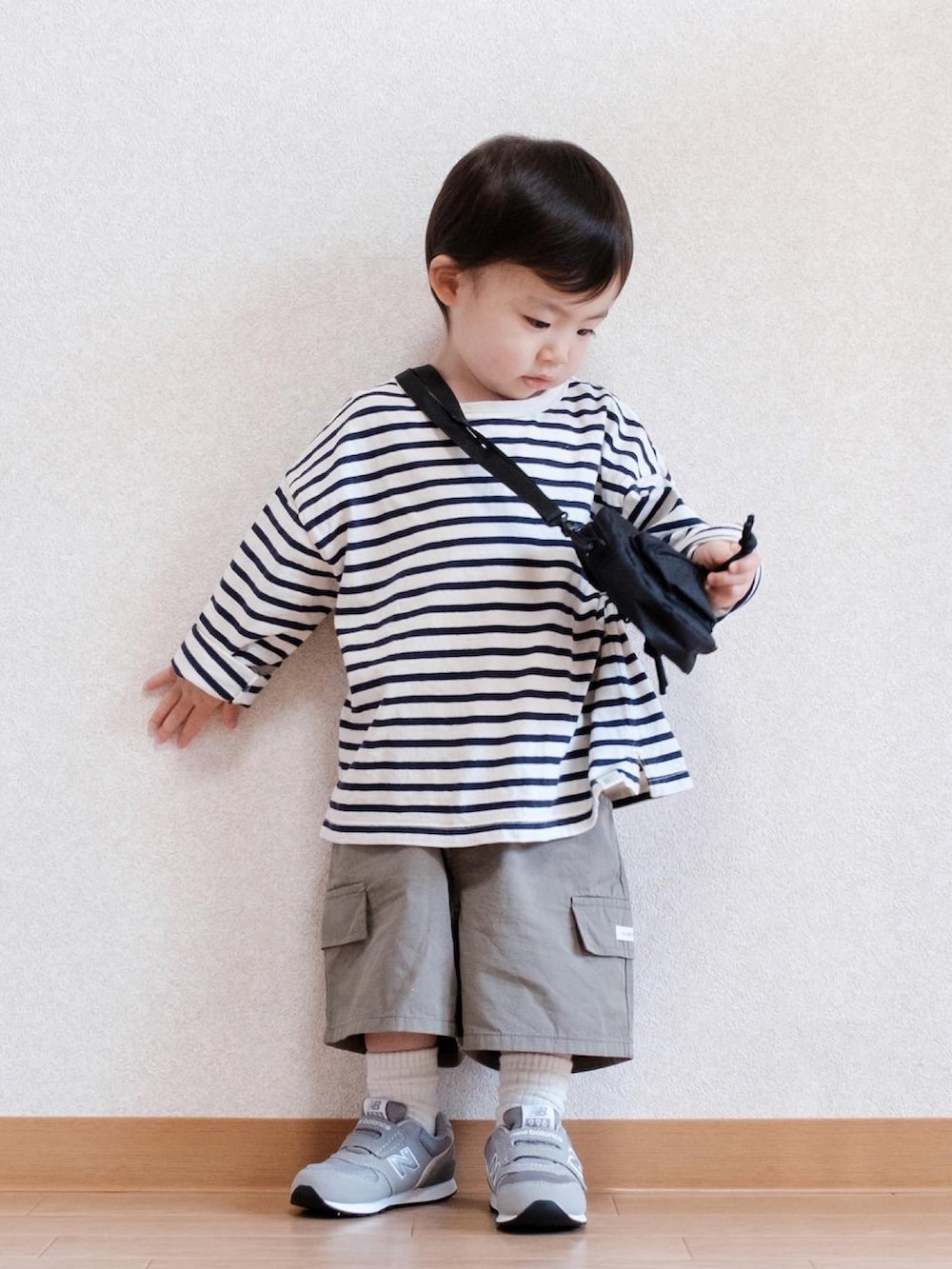 「カジュアルコーデ、ボーダー、ボーダートップス、ロンT、カーゴパンツ、ハーフパンツ、ニューバランス、こどもコーデ、こどもビームス、BEAMS、春夏コーデ、アウトドアスタイル、ショルダーバッグ、ミニバッグ」｜「SHEINのアイテム（ショルダーバッグ、ブラック系）」を使った、ITSUKIさん（キッズ・80cm）の春コーディネートの2枚目の写真