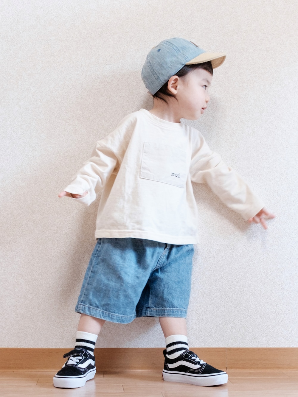 「お出かけコーデ日記、初夏コーデ、デニム、デニムパンツ、デニムコーデ、夏コーデ、ストリート、キャップ、カジュアル、キッズファッション、1歳、1歳7ヶ月、オールドスクール、スニーカー、スニーカーコーデ」｜「VANSのVANS ヴァンズ OLD SKOOL(14-18) オールドスクール　V36CS BLACK（スニーカー、ブラック系）」を使った、ITSUKIさん（キッズ・80cm）の春コーディネートの4枚目の写真