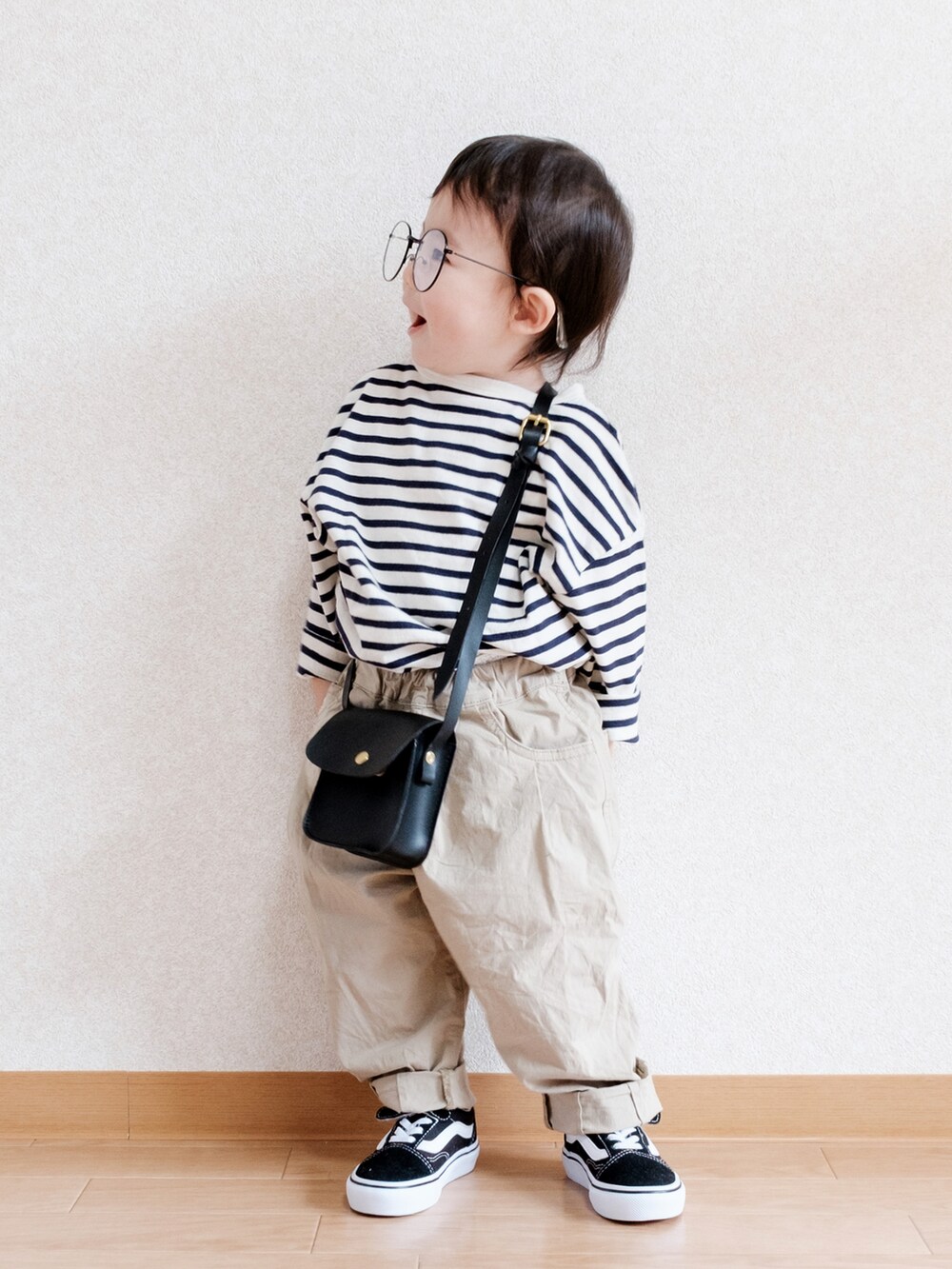 「春夏コーデ、春コーデ、ボーダー、ボーダートップス、チノパン、スニーカー、オールドスクール、メガネ男子、shein、こどもビームス、ビームス、BEAMS、タックイン」｜「BEAMS miniのBEAMS mini / マルチボーダー カットソー  (90～150cm)（Tシャツ/カットソー、ホワイト系）」を使った、ITSUKIさん（キッズ・80cm）の春コーディネートの2枚目の写真