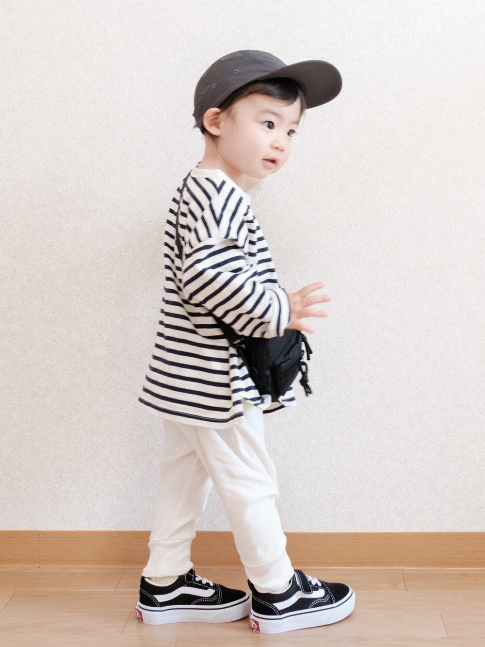 「キッズファッション、キャップ、男の子コーデ、ボーダー、白パンツ、黒スニーカー、オールドスクール、シンプルコーデ、カジュアルコーデ、ボーダートップス、1歳」｜「GAPのファースト フェイバリット ウエストゴムパンツ (ベビー)（スウェットパンツ、ホワイト系）」を使った、ITSUKIさん（キッズ・80cm）の春コーディネートの2枚目の写真