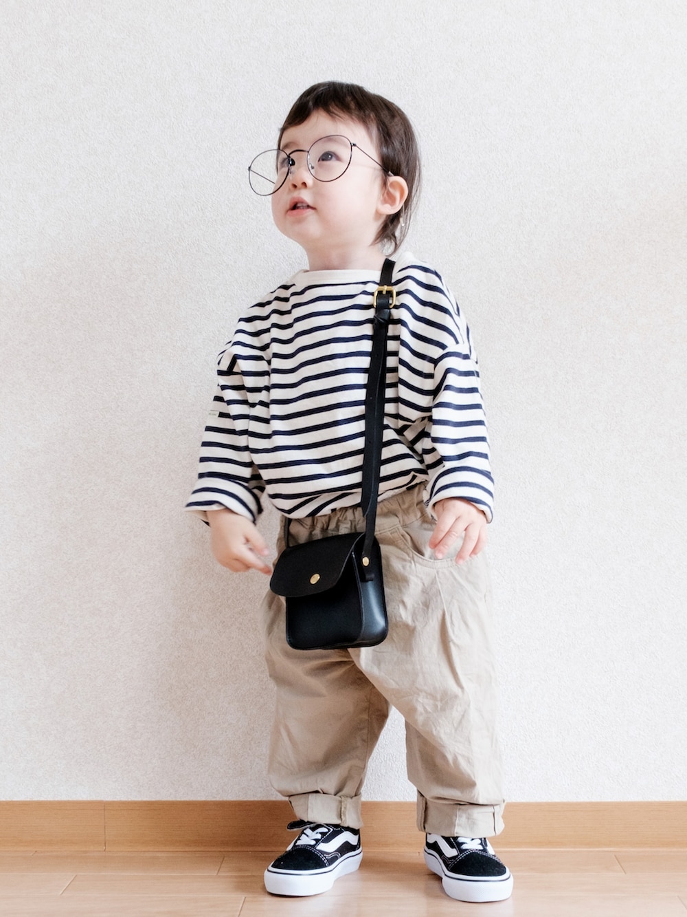 「春夏コーデ、春コーデ、ボーダー、ボーダートップス、チノパン、スニーカー、オールドスクール、メガネ男子、shein、こどもビームス、ビームス、BEAMS、タックイン」｜「BEAMS miniのBEAMS mini / マルチボーダー カットソー  (90～150cm)（Tシャツ/カットソー、ホワイト系）」を使った、ITSUKIさん（キッズ・80cm）の春コーディネートの3枚目の写真