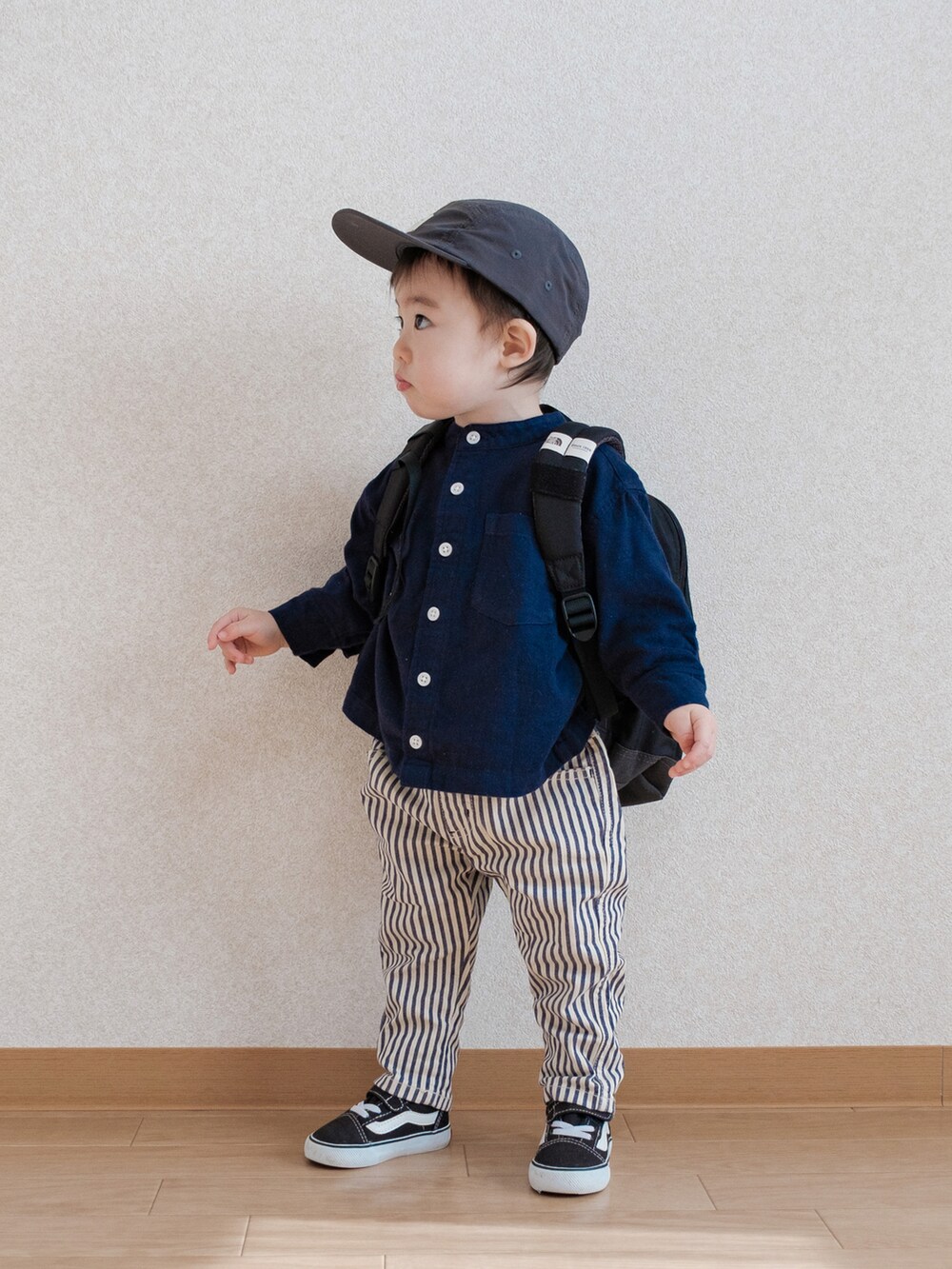 「春服デビュー宣言、むすこーで、キッズファッション、シャツスタイル、スクールコーデ、リュック、キャップ、スニーカー、ノースフェイス、VANS、ストライプパンツ、リュックスタイル、息子コーデ、春コーデ、シンプルコーデ」｜「H&Mのアイテム（キャップ、ブラック系）」を使った、ITSUKIさん（キッズ・80cm）の春コーディネートの3枚目の写真