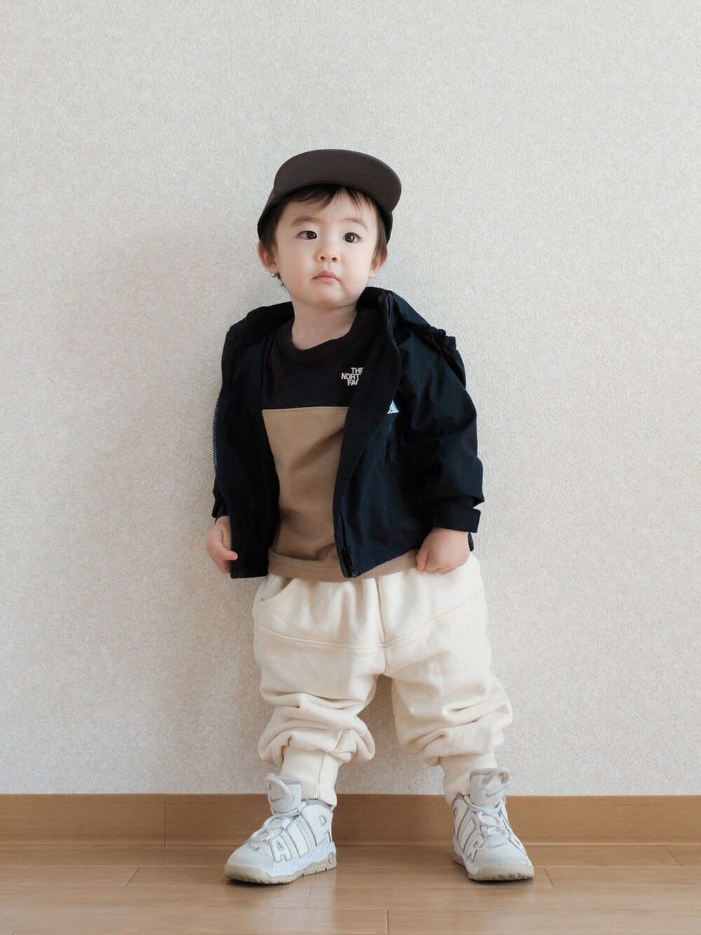 「春服デビュー宣言、男の子コーデ、キッズファッション、春コーデ、ノースフェイス、マウンテンパーカー、スウェット、スニーカー、アウトドアスタイル、ストリート、ストリートMIX、春服みてみて、おしゃれさんと繋がりたい、キャップ、ナイキ」｜「H&Mのアイテム（キャップ、ブラック系）」を使った、ITSUKIさん（キッズ・80cm）の春コーディネートの2枚目の写真