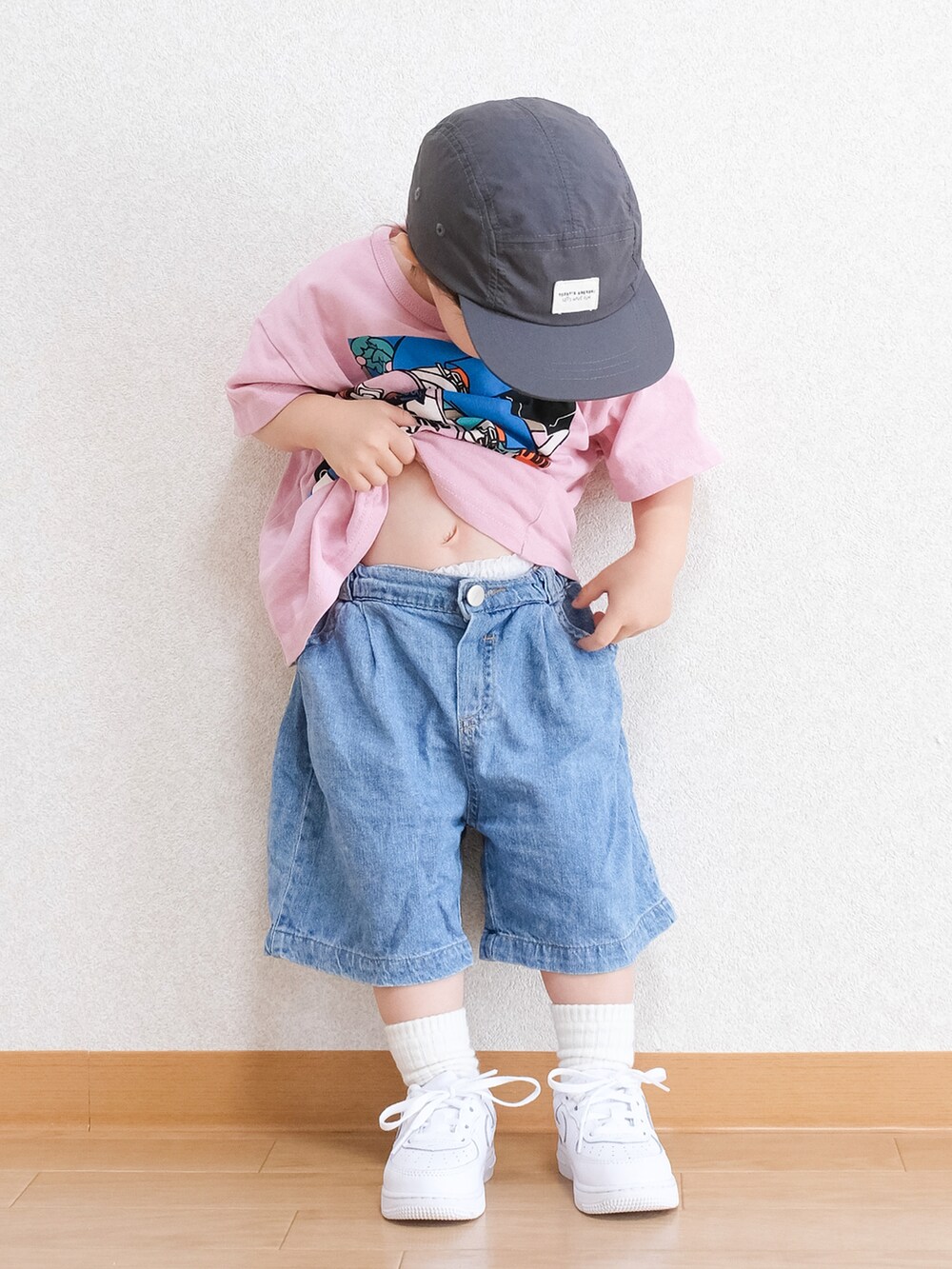 「夏コーデ、Tシャツ、Tシャツ×デニム、ピンク、デニム、デニムパンツ、ハーフパンツ、男の子ファッション、キャップ、キッズコーデ、キッズファッション、1歳、プリントT」｜「MARKEY'Sのアイテム（Tシャツ/カットソー、ピンク系）」を使った、ITSUKIさん（キッズ・80cm）の夏コーディネートの4枚目の写真