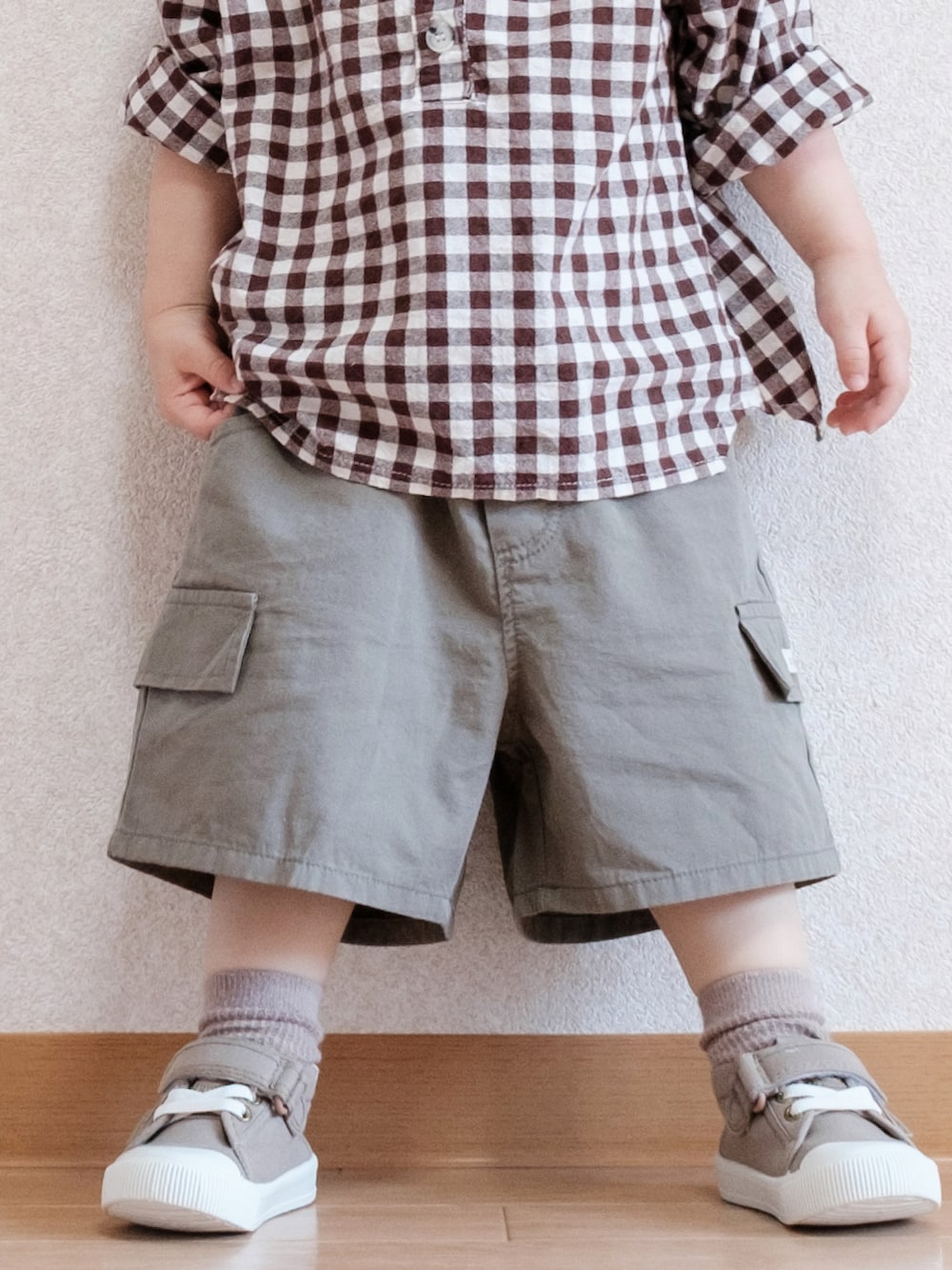 「お出かけコーデ日記、めがね、丸メガネ、チェック、チェックシャツ、ハーフパンツ、カーゴパンツ、ワイドパンツ、初夏コーデ、カジュアルコーデ、カジュアル、ストリート、1歳、1歳7ヶ月、男の子コーデ」｜「BAKERのアイテム（シャツ/ブラウス、ブラウン系）」を使った、ITSUKIさん（キッズ・80cm）の春コーディネートの4枚目の写真