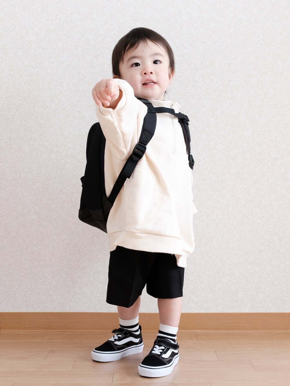 ブラック系のスニーカー、ホワイト系のスウェット、ブラック系のその他パンツを着用したキッズの春コーディネートの5枚目の写真