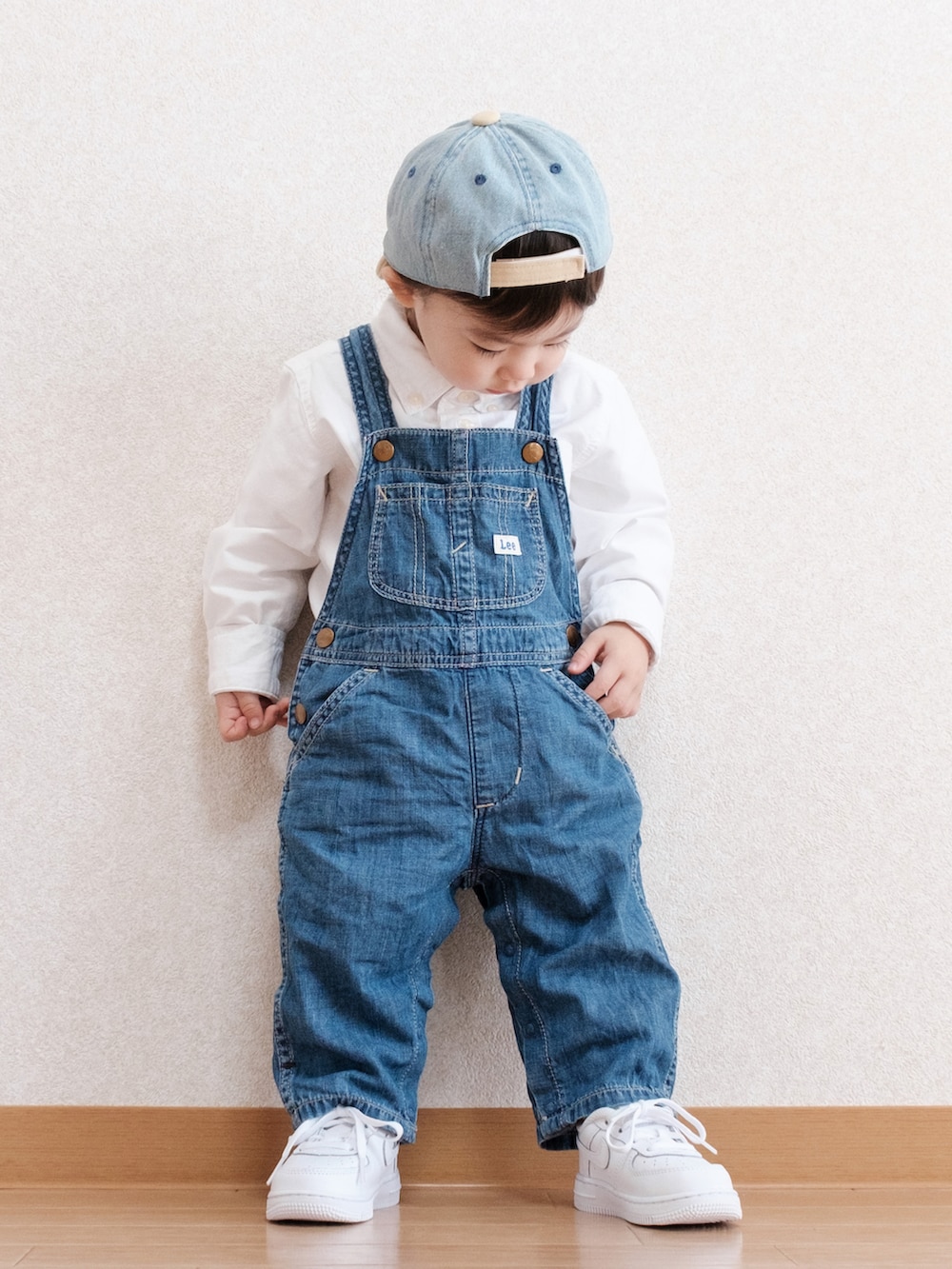 「キッズファッション、キッズコーデ、男の子コーデ、1歳、オーバーオール、サロペット、デニム、デニムコーデ、デニムサロペット、LEE、GAP、NIKE、白スニーカー、カジュアルコーデ」｜「SHEINのアイテム（キャップ、ブルー系）」を使った、ITSUKIさん（キッズ・80cm）の春コーディネートの2枚目の写真