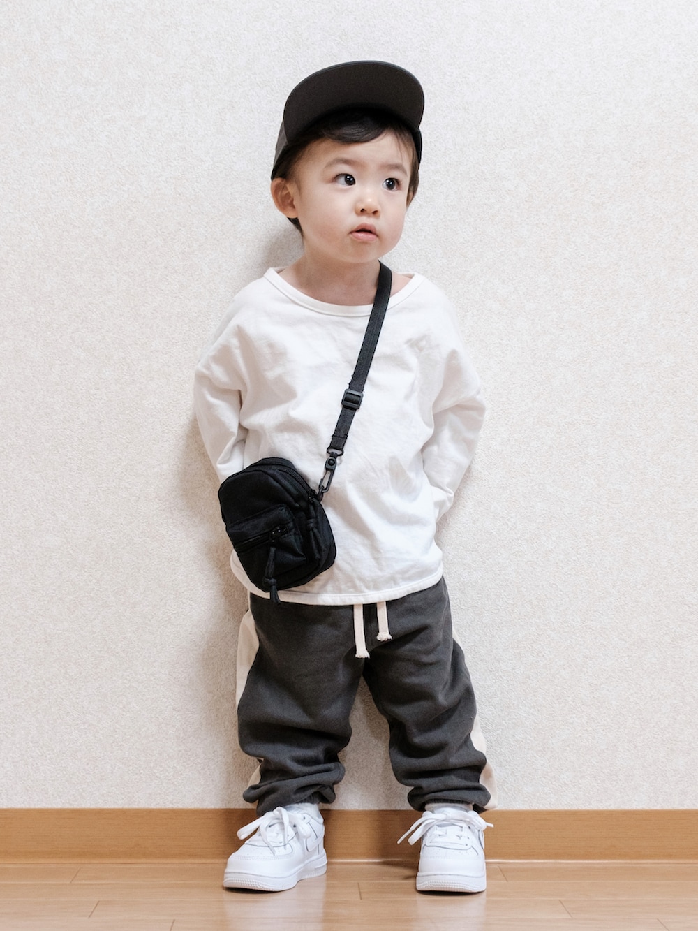 「カジュアル、スニーカーコーデ、着回しコーデ、ストリートコーデ、キャップ、H&M、白スニーカー、NIKE、エアフォースワン、1歳、むすこーで、息子コーデ」｜「H&Mのアイテム（キャップ、ブラック系）」を使った、ITSUKIさん（キッズ・80cm）の春コーディネートの4枚目の写真