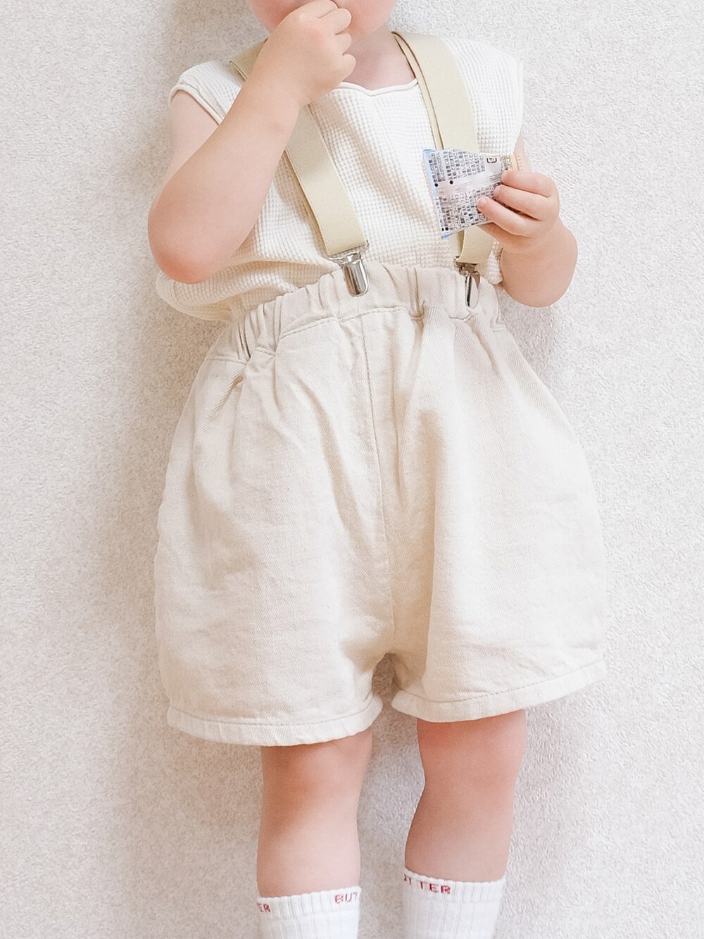 「サスペンダー、白スニーカー、ホワイト、ホワイトコーデ、麦わら帽子、夏コーデ、夏、夏服、キッズコーデ、キッズファッション、ハーフパンツ」｜「NIKEのナイキ フォース 1 LE キッズシューズ / Nike Force 1 LE Baby/Toddler Shoe（スニーカー、ホワイト系）」を使った、ITSUKIさん（キッズ・80cm）の夏コーディネートの2枚目の写真