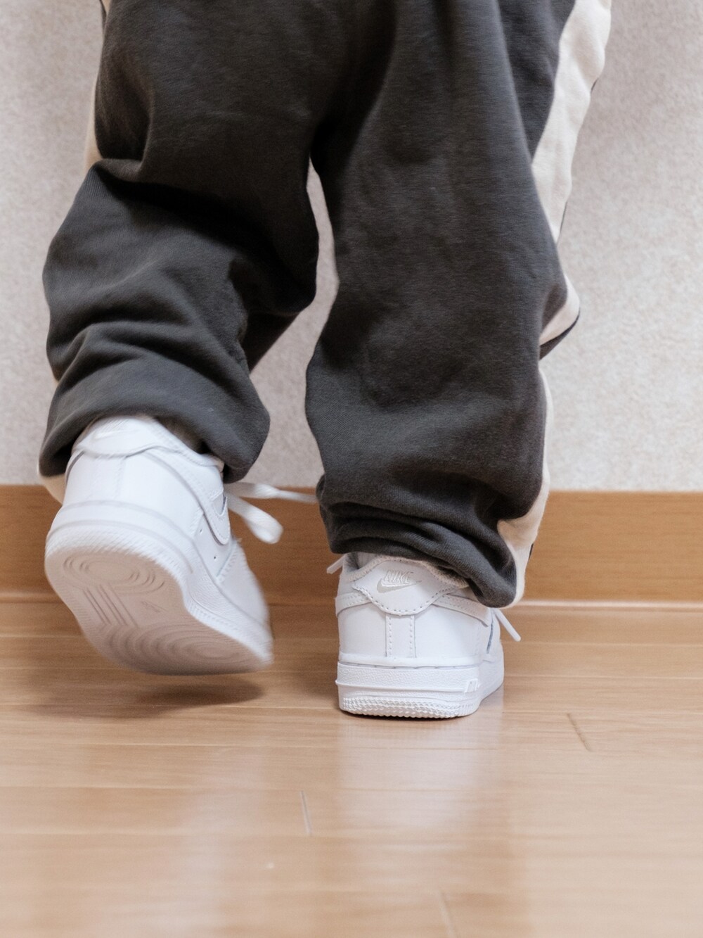 「カジュアル、スニーカーコーデ、着回しコーデ、ストリートコーデ、キャップ、H&M、白スニーカー、NIKE、エアフォースワン、1歳、むすこーで、息子コーデ」｜「H&Mのアイテム（キャップ、ブラック系）」を使った、ITSUKIさん（キッズ・80cm）の春コーディネートの3枚目の写真
