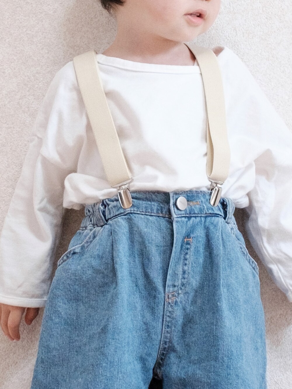 「カジュアルコーデ、サスペンダー、ハーフパンツ、デニム、デニムパンツ、キャップ、春夏コーデ、韓国子供服、白スニーカー、スニーカーコーデ、スニーカー、NIKE、1歳、男の子コーデ、男の子」｜「H&Mのアイテム（キャップ、ブラック系）」を使った、ITSUKIさん（キッズ・80cm）の春コーディネートの2枚目の写真