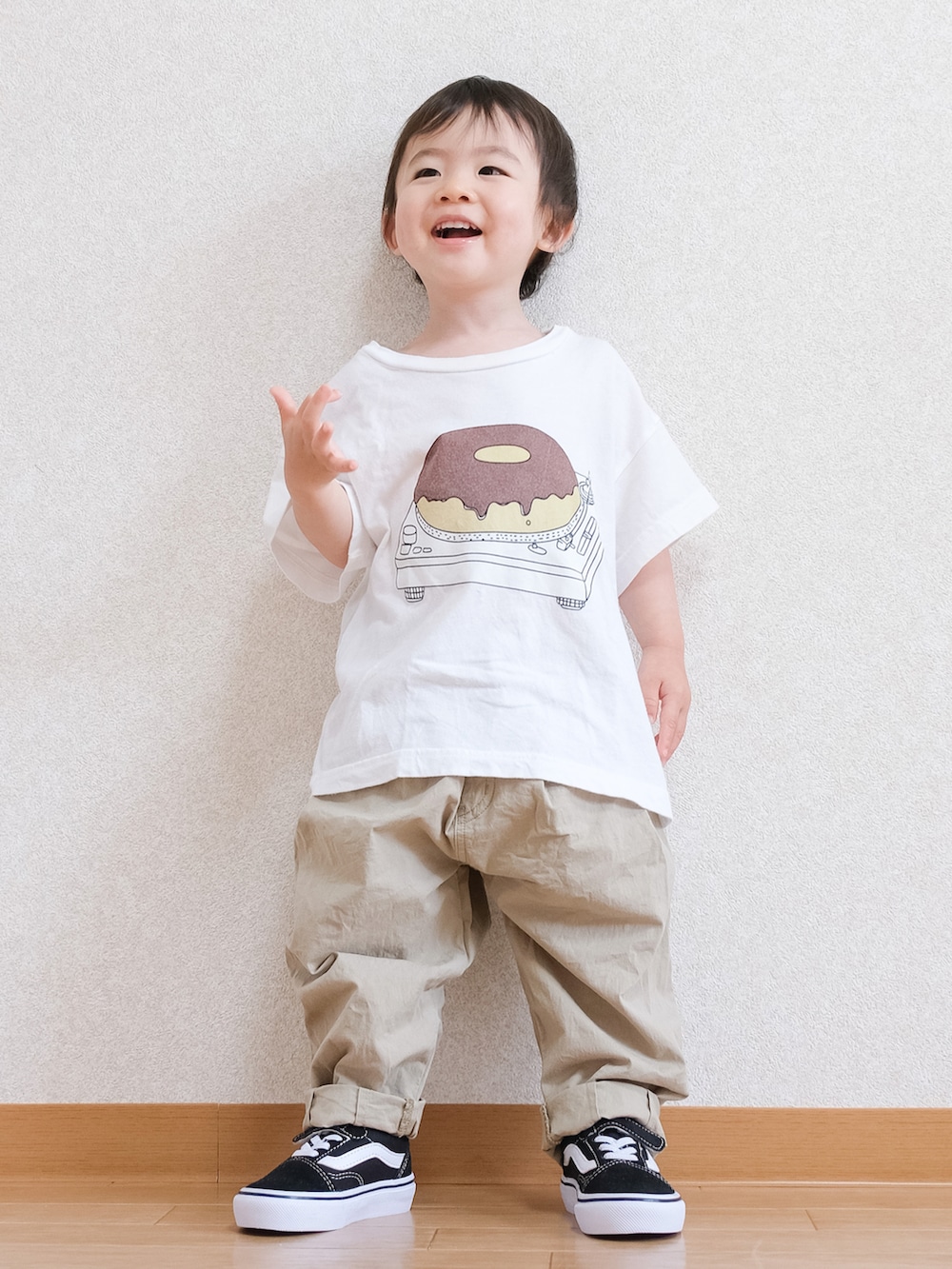 「夏だ！Tシャツ着よう！、シンプル、シンプルコーデ、白Tシャツ、チノパン、黒スニーカー、VANS、オールドスクール、1歳、プリントT、夏コーデ、公園スタイル」｜「BEAMS miniのアイテム（チノパンツ、ベージュ系）」を使った、ITSUKIさん（キッズ・80cm）の夏コーディネートの3枚目の写真