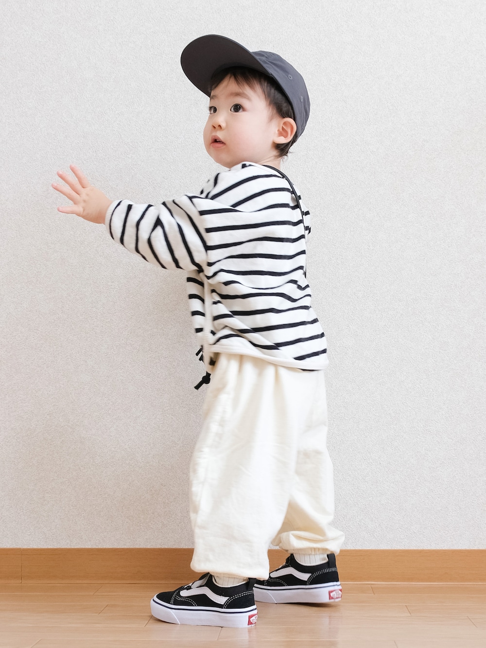 「キッズファッション、ボーダー、ロンT、スウェット、スウェットパンツ、梅雨コーデ、キャップ、スニーカー、オールドスクール、ショルダーバッグ、1歳」｜「H&Mのアイテム（キャップ、ブラック系）」を使った、ITSUKIさん（キッズ・80cm）の春コーディネートの2枚目の写真