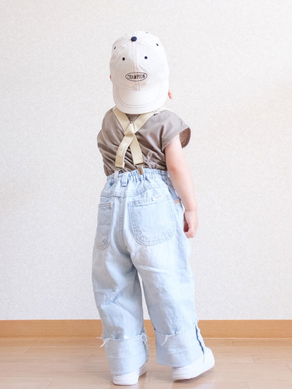「ビッグシルエット、サスペンダー、ワイドパンツ、デニム、デニムパンツ、ダメージデニムパンツ、淡色デニム、お出かけコーデ、キャップ、キャップ後ろかぶり、NIKE、AIR FORCE 1」｜「NIKEのナイキ フォース 1 LE キッズシューズ / Nike Force 1 LE Baby/Toddler Shoe（スニーカー、ホワイト系）」を使った、ITSUKIさん（キッズ・80cm）の夏コーディネートの4枚目の写真