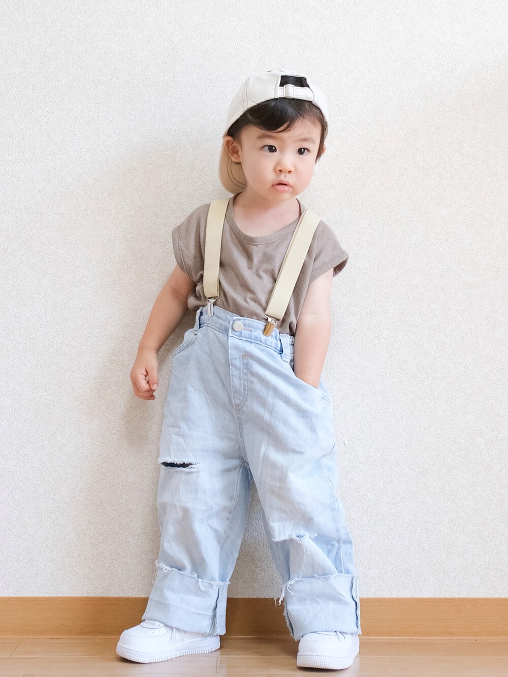 「ビッグシルエット、サスペンダー、ワイドパンツ、デニム、デニムパンツ、ダメージデニムパンツ、淡色デニム、お出かけコーデ、キャップ、キャップ後ろかぶり、NIKE、AIR FORCE 1」｜「NIKEのナイキ フォース 1 LE キッズシューズ / Nike Force 1 LE Baby/Toddler Shoe（スニーカー、ホワイト系）」を使った、ITSUKIさん（キッズ・80cm）の夏コーディネートの3枚目の写真