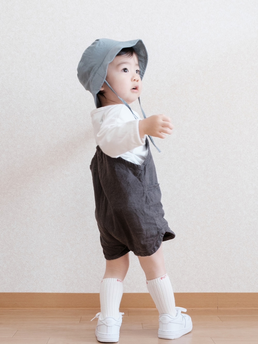 「オーバーオール、バケットハット、白Tシャツ、白スニーカー、1歳、男の子、キッズコーデ、韓国子供服、春コーデ、NIKE、春夏コーデ、短パン」｜「NIKEのナイキ フォース 1 LE キッズシューズ / Nike Force 1 LE Baby/Toddler Shoe（スニーカー、ホワイト系）」を使った、ITSUKIさん（キッズ・80cm）の春コーディネートの2枚目の写真
