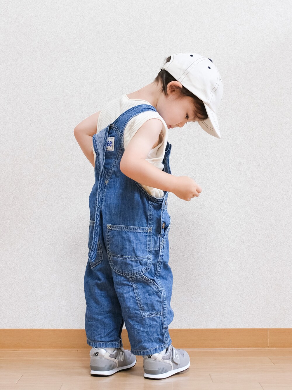 「夏コーデ、キャップ、韓国子供服、オーバーオール、サロペット、デニム、ノースリーブ、青×白、LEE、スニーカー、ニューバランス、キッズファッション」｜「NEW BALANCEのnew balance/ニューバランス IZ996 アイゼット996 GY グレー   ベルクロ IZ996GR3（スニーカー、グレー系）」を使った、ITSUKIさん（キッズ・80cm）の夏コーディネートの3枚目の写真