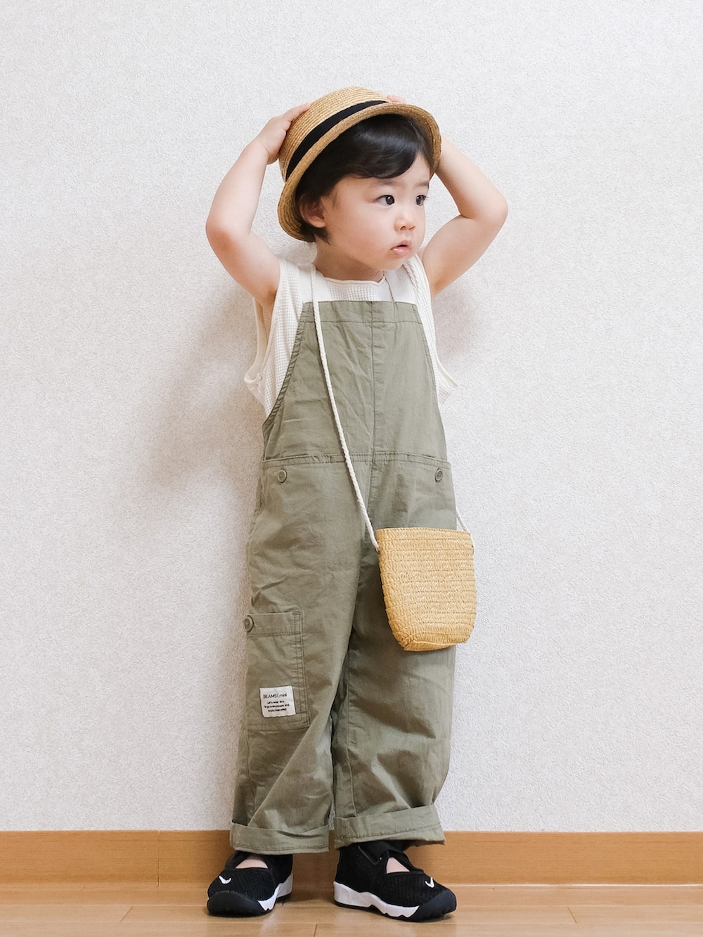「サロペット、オーバーオール、カーキ、麦わら帽子、サンダル、エアリフト、NIKE、BEAMS、夏コーデ、夏、キッズコーデ、キッズファッション」｜「BEAMS miniのBEAMS mini / ポケット キャンプ サロペット（90～150㎝）（サロペット/オーバーオール、グリーン系）」を使った、ITSUKIさん（キッズ・80cm）の夏コーディネートの3枚目の写真