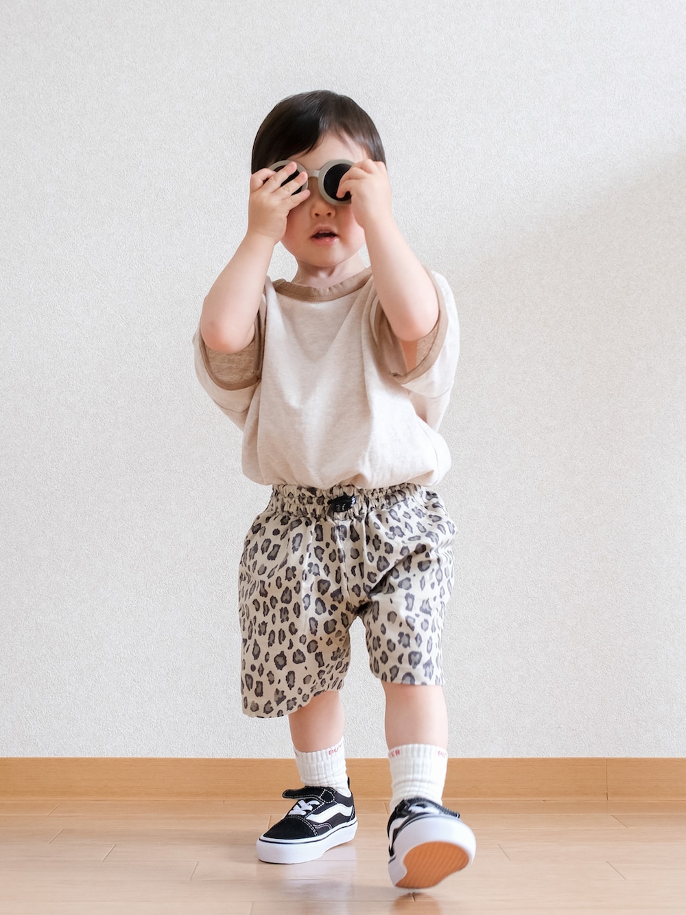 「夏コーデ、お洒落さんとつながりたい、男の子、キッズコーデ、半袖シャツ、ハーフパンツ、レオパード、BREEZE、VANS、スニーカー、お出かけコーデ日記、1歳7ヶ月」｜「BREEZEの総柄ウエストコードハーフパンツ_5分丈（その他パンツ、ベージュ系）」を使った、ITSUKIさん（キッズ・80cm）の夏コーディネートの2枚目の写真