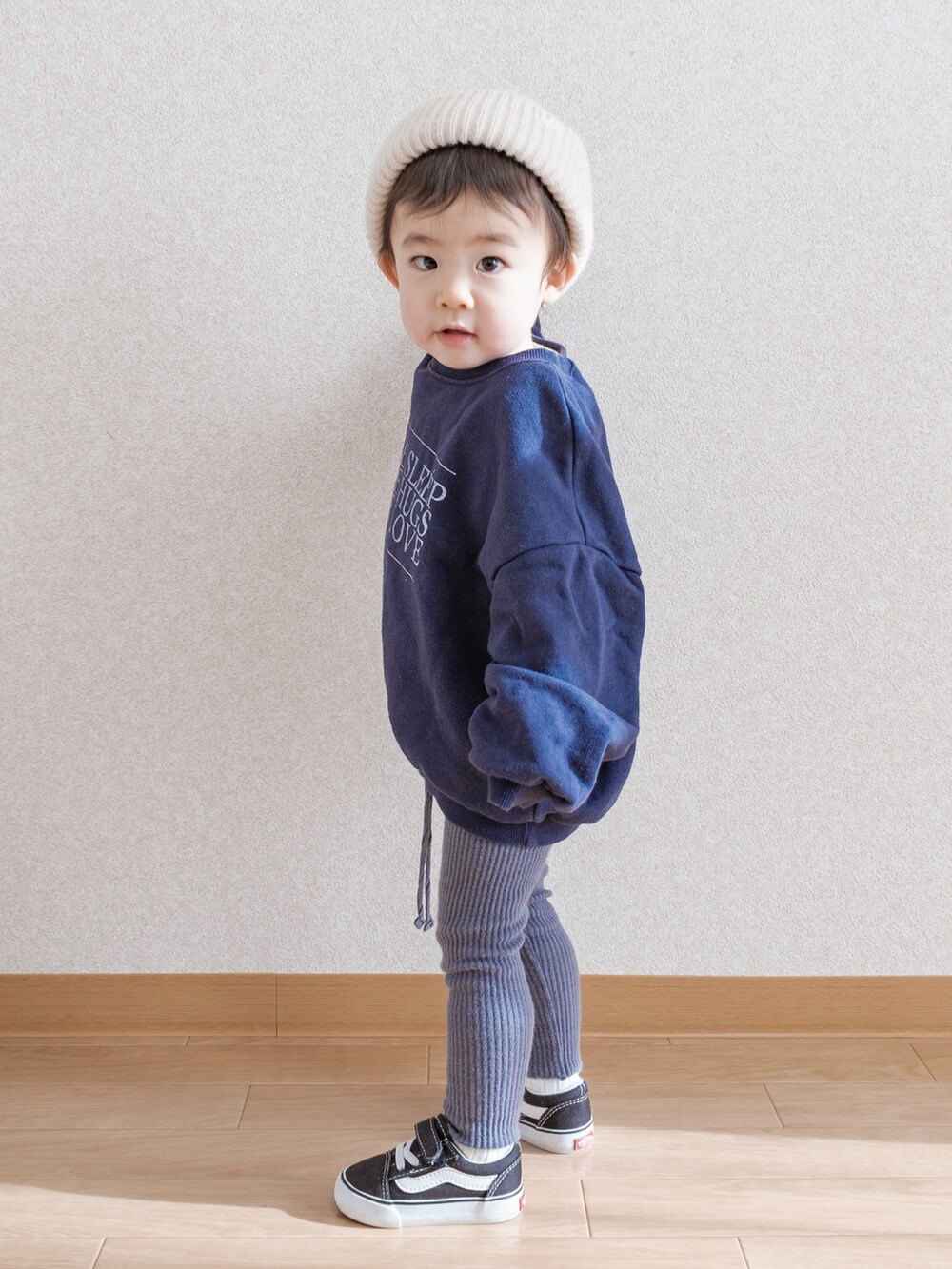 ブルー系のスウェット、ブルー系のパンツ、ブラック系のスニーカーを着用したキッズの春コーディネートの2枚目の写真