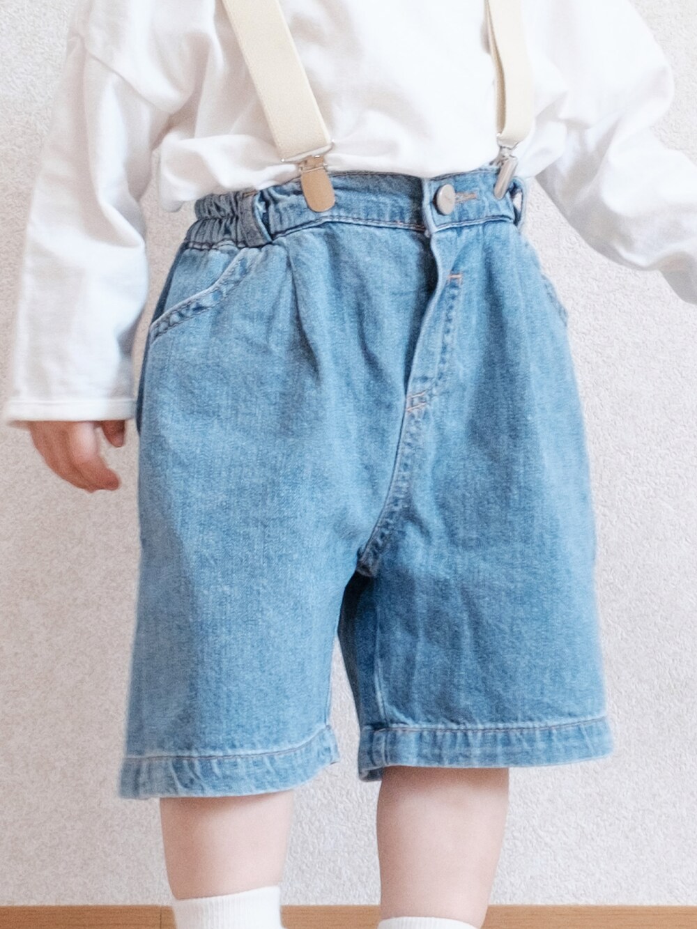 「カジュアルコーデ、サスペンダー、ハーフパンツ、デニム、デニムパンツ、キャップ、春夏コーデ、韓国子供服、白スニーカー、スニーカーコーデ、スニーカー、NIKE、1歳、男の子コーデ、男の子」｜「H&Mのアイテム（キャップ、ブラック系）」を使った、ITSUKIさん（キッズ・80cm）の春コーディネートの3枚目の写真