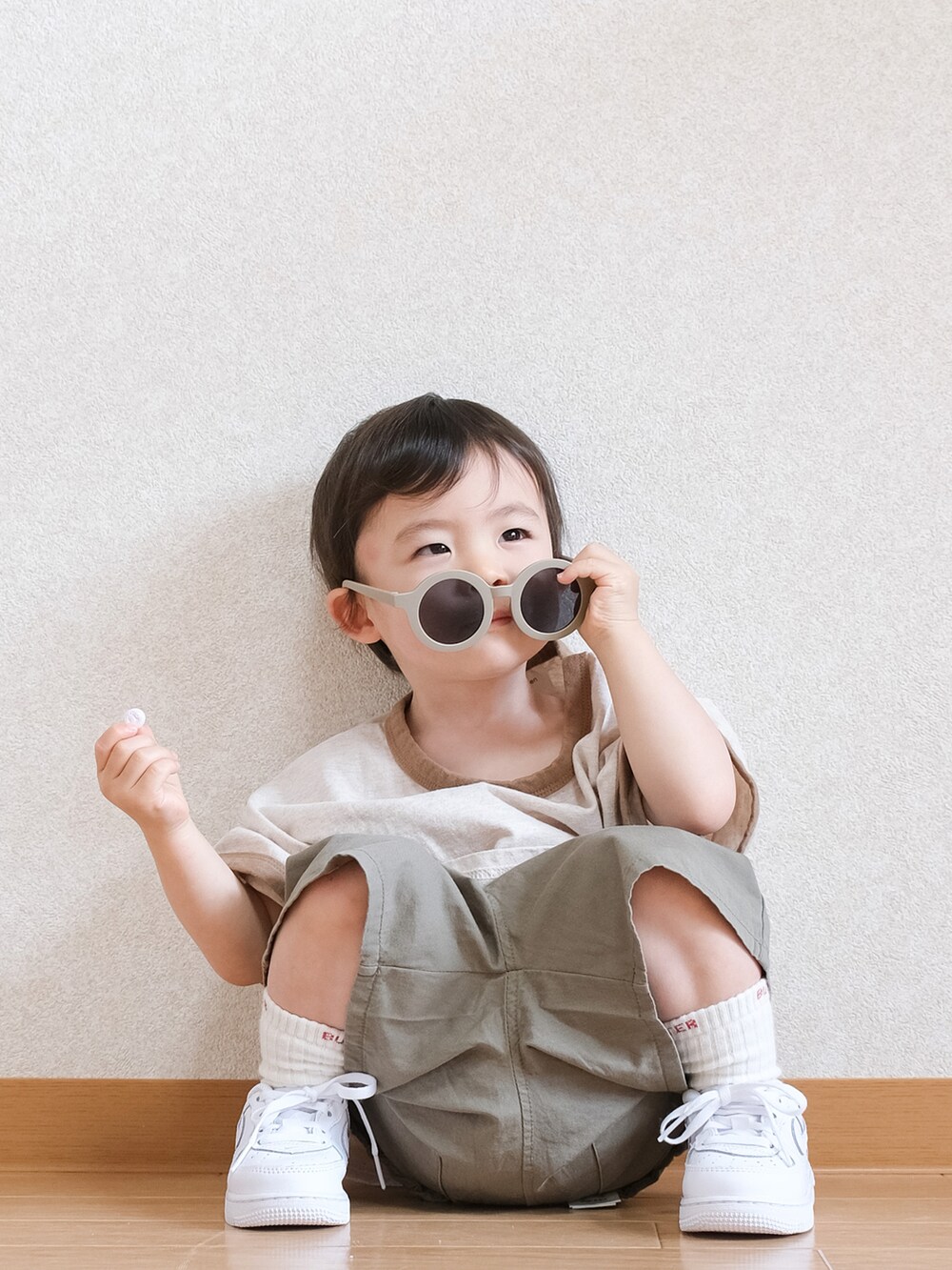 「このスタイルがお気に入り、白スニーカー、キッズコーデ、オーバーサイズ、Tシャツ、短パン、ハーフパンツ、カーゴパンツ、NIKE、夏コーデ、サングラス、1歳、男の子、男の子コーデ」｜「韓国子ども服のアイテム（Tシャツ/カットソー、その他）」を使った、ITSUKIさん（キッズ・80cm）の夏コーディネートの3枚目の写真