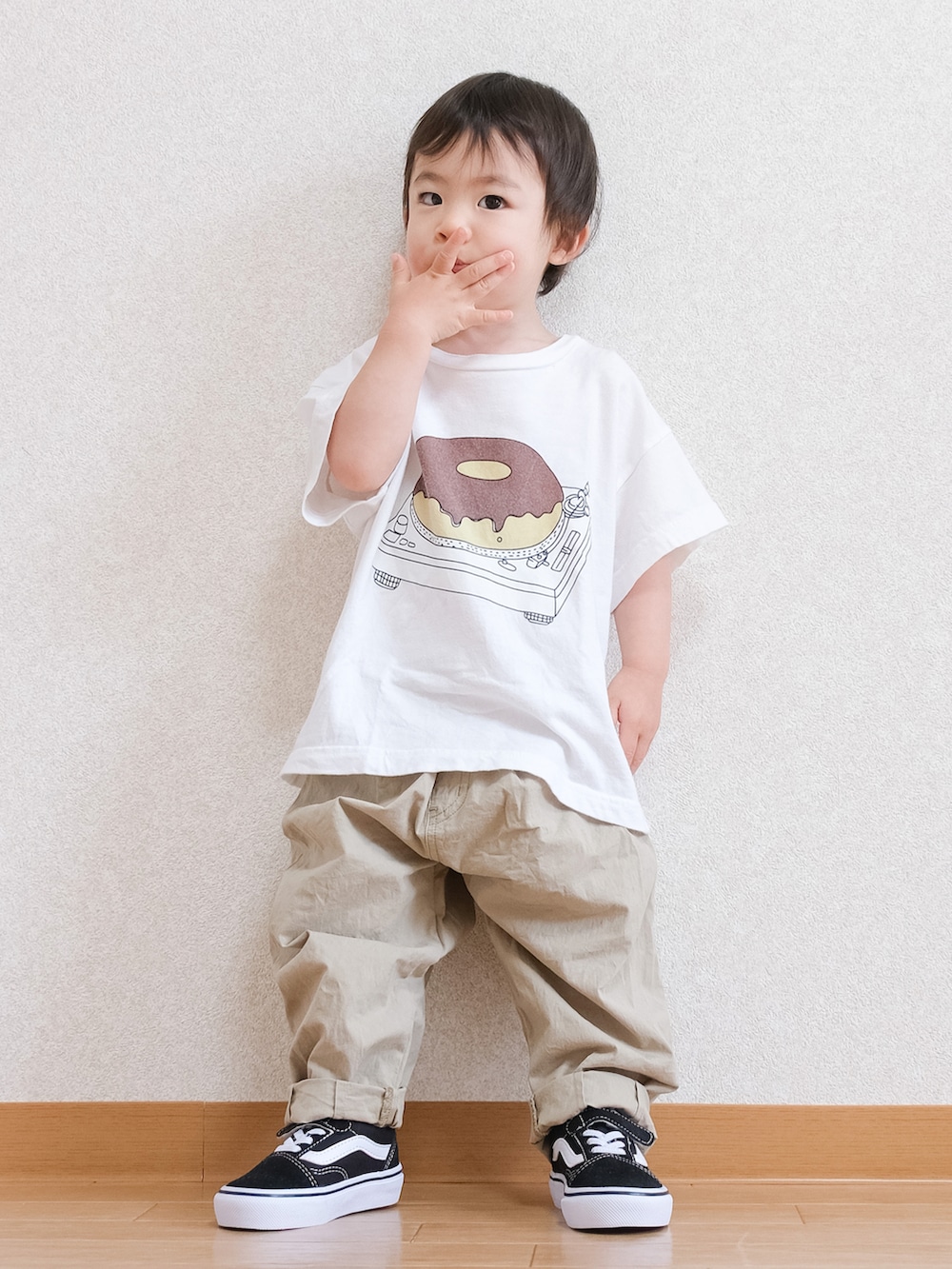 「夏だ！Tシャツ着よう！、シンプル、シンプルコーデ、白Tシャツ、チノパン、黒スニーカー、VANS、オールドスクール、1歳、プリントT、夏コーデ、公園スタイル」｜「BEAMS miniのアイテム（チノパンツ、ベージュ系）」を使った、ITSUKIさん（キッズ・80cm）の夏コーディネートの2枚目の写真