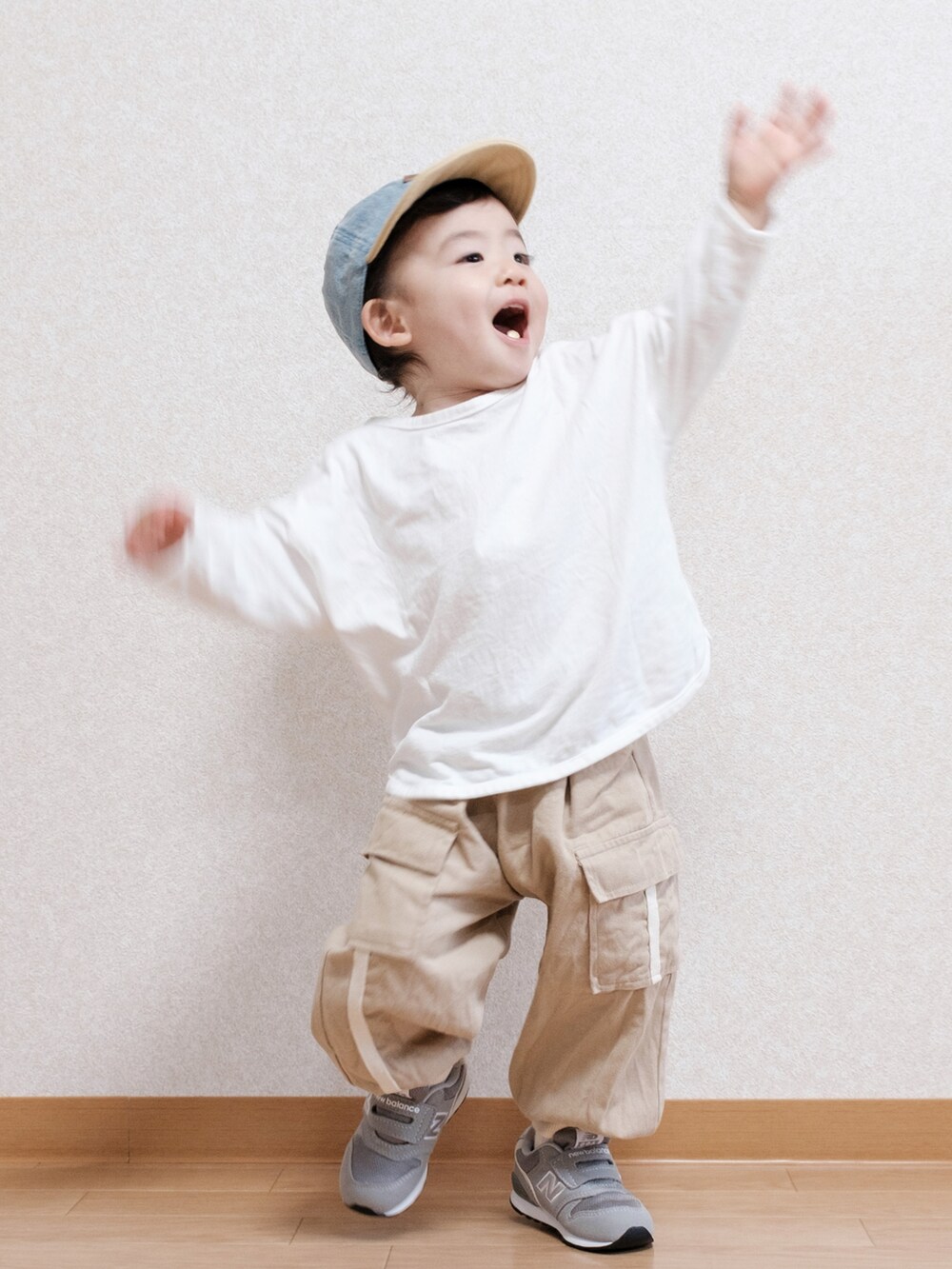 グレー系のスニーカー、ブルー系のキャップを着用したキッズの春コーディネートの4枚目の写真